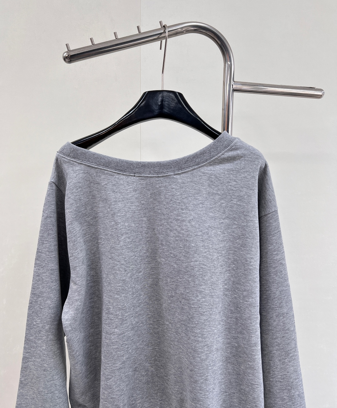 🆕Ann早秋新款超多明星博主同款真的狠狠拿捏住时尚精髓！这款卫衣是宽松休闲版型，但是短款斜肩设计，穿上瞬