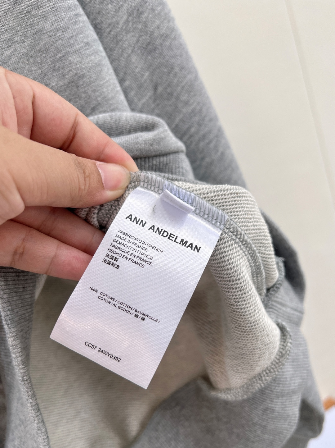 🆕Ann早秋新款超多明星博主同款真的狠狠拿捏住时尚精髓！这款卫衣是宽松休闲版型，但是短款斜肩设计，穿上瞬