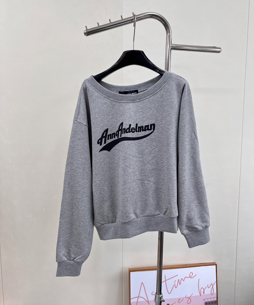 NO:503769,Ann's new early autumn style has so many celebrity bloggers like the same style, really grasp the essence of fashion!  This sweatshirt is a loose and casual style, but the short off-shoulder design instantly has a lazy atmosphere when worn. The perfect shortness not only raises the body proportions, but also shows casual sexyness. Whether it is paired with high-waisted jeans to create a casual street style; or with sports cycling pants, it shows vitality and sporty feeling, there is no pressure and suitable for various styles~ Its fabric is super soft and skin-friendly, and it is very textured and will not be soft and slim. Whether it is going out on the street, sweating at the gym, or leisure at home, it can be perfectly adapted. Two classic and versatile colors, blue cool and gray high-end, each one can easily integrate into your closet. Don’t hesitate, bring this sweatshirt home quickly and easily get the same lazy and fashionable style of the stars!  Complete three standards, large-scale goods, size sml code A, hoodie, sweatshirts, jeans, alexander wang19860909Ann早秋新款超多明星博主同款真的狠狠拿捏住时尚精髓！ 这款卫衣是宽松休闲版型,但是短款斜肩设计,穿上瞬间拥有慵懒氛围感.恰到好处的短,不仅拉高身材比例,还能展现不经意的小性感.不管是搭配高腰牛仔裤,打造随性街头风；还是配上运动骑行裤,彰显活力运动感,都毫无压力,适配各种风格~ 它的面料超级柔软亲肤,而且很有质感,不会软塌塌没型.无论是日常出街、去健身房挥洒汗水,还是宅家休闲,它都能完美适配. 两个经典又百搭的颜色,蓝色酷帅,灰色高级,每一款都能轻松融入你的衣橱.别再犹豫啦,快把这款卫衣带回家,轻松get明星同款慵懒时髦感！三标齐全,大货出 尺码sml 编码A,,hoodie,sweatshirts,jeans,alexander wang,Women's clothing