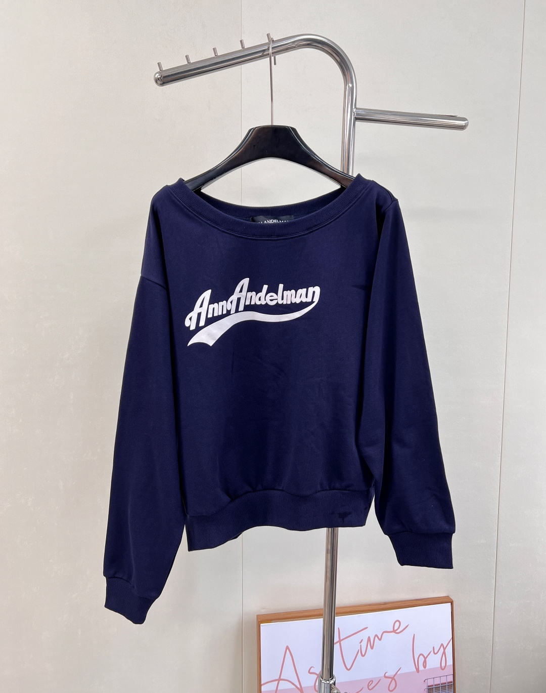 NO:503775,Ann's new early autumn style has so many celebrity bloggers like the same style, really grasp the essence of fashion!  This sweatshirt is a loose and casual style, but the short off-shoulder design instantly has a lazy atmosphere when worn. The perfect shortness not only raises the body proportions, but also shows casual sexyness. Whether it is paired with high-waisted jeans to create a casual street style; or with sports cycling pants, it shows vitality and sporty feeling, there is no pressure and suitable for various styles~ Its fabric is super soft and skin-friendly, and it is very textured and will not be soft and slim. Whether it is going out on the street, sweating at the gym, or leisure at home, it can be perfectly adapted. Two classic and versatile colors, blue cool and gray high-end, each one can easily integrate into your closet. Don’t hesitate, bring this sweatshirt home quickly and easily get the same lazy and fashionable style of the stars!  Complete three standards, large-scale goods, size sml code, hoodie, sweatshirts, jeans, alexander wang19860909Ann早秋新款超多明星博主同款真的狠狠拿捏住时尚精髓！ 这款卫衣是宽松休闲版型,但是短款斜肩设计,穿上瞬间拥有慵懒氛围感.恰到好处的短,不仅拉高身材比例,还能展现不经意的小性感.不管是搭配高腰牛仔裤,打造随性街头风；还是配上运动骑行裤,彰显活力运动感,都毫无压力,适配各种风格~ 它的面料超级柔软亲肤,而且很有质感,不会软塌塌没型.无论是日常出街、去健身房挥洒汗水,还是宅家休闲,它都能完美适配. 两个经典又百搭的颜色,蓝色酷帅,灰色高级,每一款都能轻松融入你的衣橱.别再犹豫啦,快把这款卫衣带回家,轻松get明星同款慵懒时髦感！三标齐全,大货出 尺码sml 编码,,hoodie,sweatshirts,jeans,alexander wang,Women's clothing