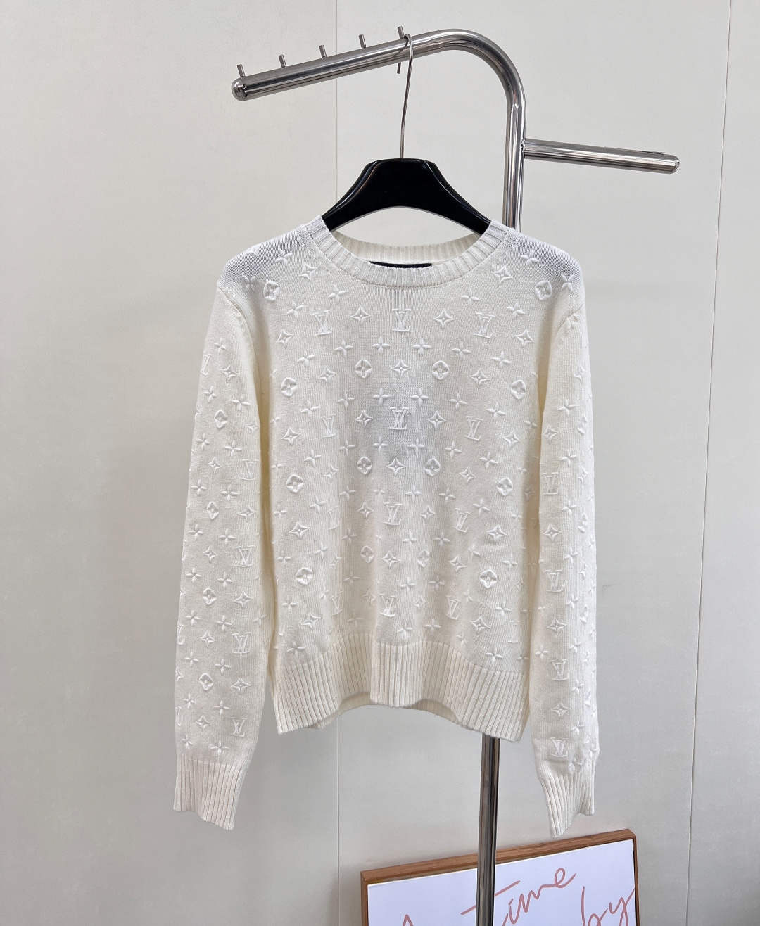 NO:503781,LOUIS VUITTON25 New round-neck letter logo in early autumn. The classic pattern is full of embroidery and knitted long sleeves, which releases extraordinary style in simplicity. The iconic letter logo of L's family is classic pattern. This knitted long sleeve perfectly presents this classic element in a full embroidery way. Every needle and thread are the gathering of the craftsmen's efforts. Each embroidery is delicate and concave and concave. The exquisite logo pattern is three-dimensionally vivid in the body of the clothes, flashing slightly under the light, showing the luxurious texture in low-key. It is not only a clothing, but also a walking art treasure. No matter where you go, you can instantly attract everyone's attention.  The simple round neck design is the finishing touch of this knitted long sleeves. It outlines the beautiful curves of the neck with smooth lines, which is both comfortable and comfortable, and is versatile and practical. The excellent knitted fabric has a soft and skin-friendly feel, and gently fits the skin like a cloud, bringing the ultimate wearing experience. At the same time, it has good warmth and breathability, and it resists coldness just right in the cool early autumn seasons, while keeping the body dry and comfortable. The fabric is elastic and unrestrained when it is active, allowing you to enjoy every moment of free time. Three standards are complete, three standards are complete!  Size sml code L3, louis vuitton,louis vuitton,alexander wang19860909LOUIS VUITTON25 早秋新款圆领字母 logo 经典花纹全件刺绣针织长袖,于简约之中释放非凡格调,L家标志性的字母 logo 经典花纹,这款针织长袖,将这一经典元素以全件刺绣的方式完美呈现.一针一线,皆是匠人们心血的凝聚,每一处刺绣都细腻入微,凹凸有致.精致的 logo 花纹立体跃然于衣身,在灯光下微微闪烁,低调中彰显奢华质感,不仅是服装,更是一件行走的艺术珍品,无论走到哪里,都能瞬间吸引众人目光. 简约的圆领设计,是这款针织长袖的点睛之笔.它以流畅的线条勾勒颈部优美曲线,既舒适自在,又百搭实用.上乘的针织面料,手感柔软亲肤,如云朵般轻柔地贴合肌肤,带来极致的穿着体验.同时,它具备良好的保暖性与透气性,在早秋微凉的时节,恰到好处地抵御寒意,又能保持身体干爽舒适.面料的弹性十足,活动时无拘无束,让你尽情享受每一刻的自在时光.三标齐全,三标齐全！ 尺码sml 编码L3,,louis vuitton,louis vuitton,alexander wang,Women's clothing