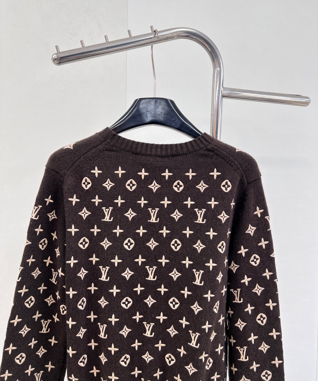 🆕LOUIS VUITTON25 早秋新款圆领字母 logo 经典花纹全件刺绣针织长袖，于简约之中释放非