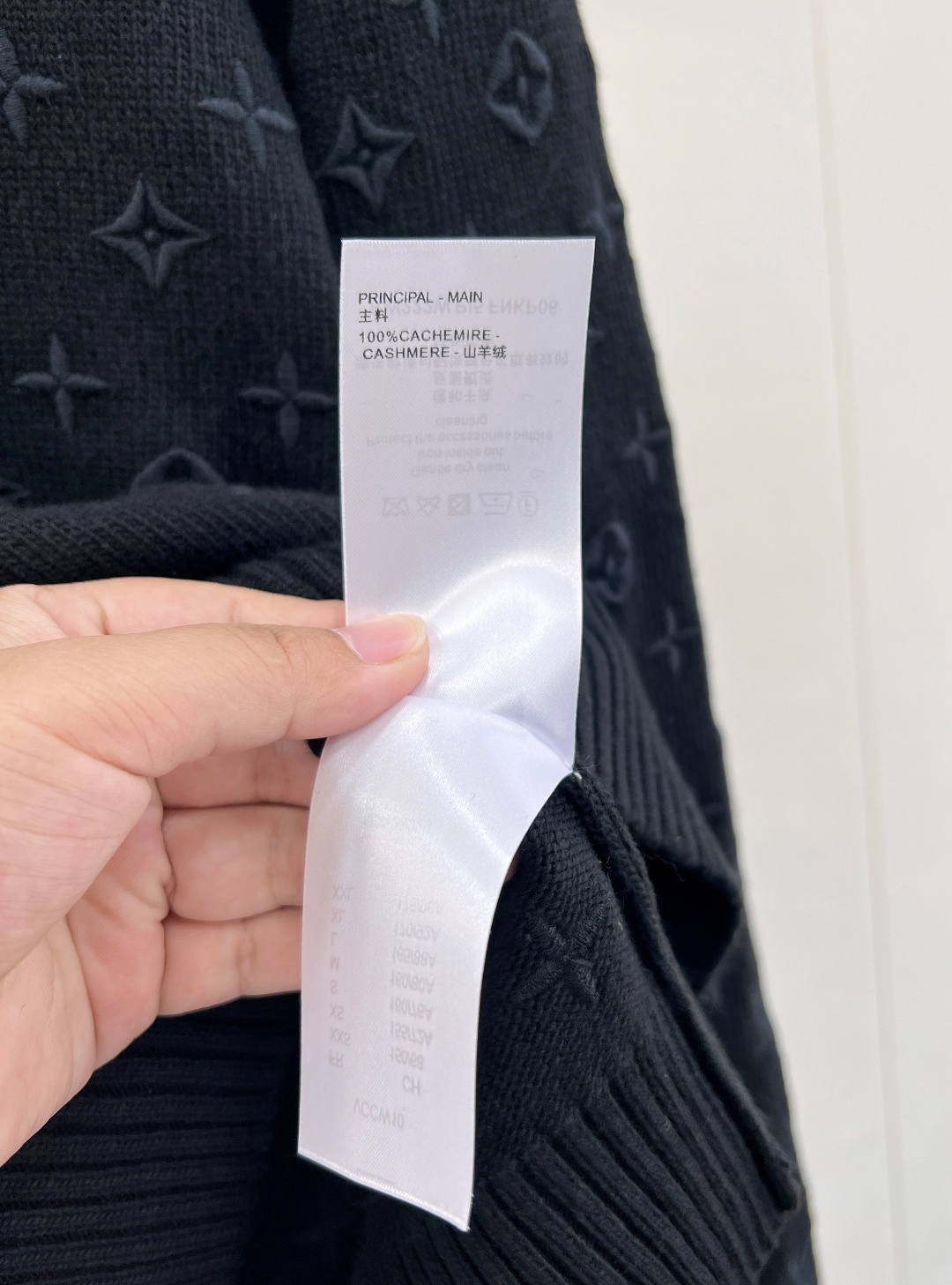 🆕LOUIS VUITTON25 早秋新款圆领字母 logo 经典花纹全件刺绣针织长袖，于简约之中释放非