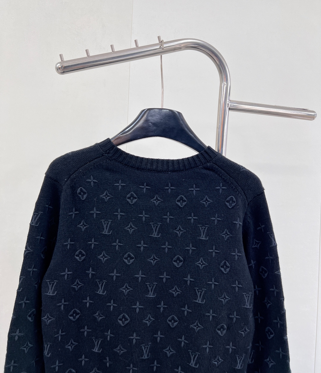 🆕LOUIS VUITTON25 早秋新款圆领字母 logo 经典花纹全件刺绣针织长袖，于简约之中释放非