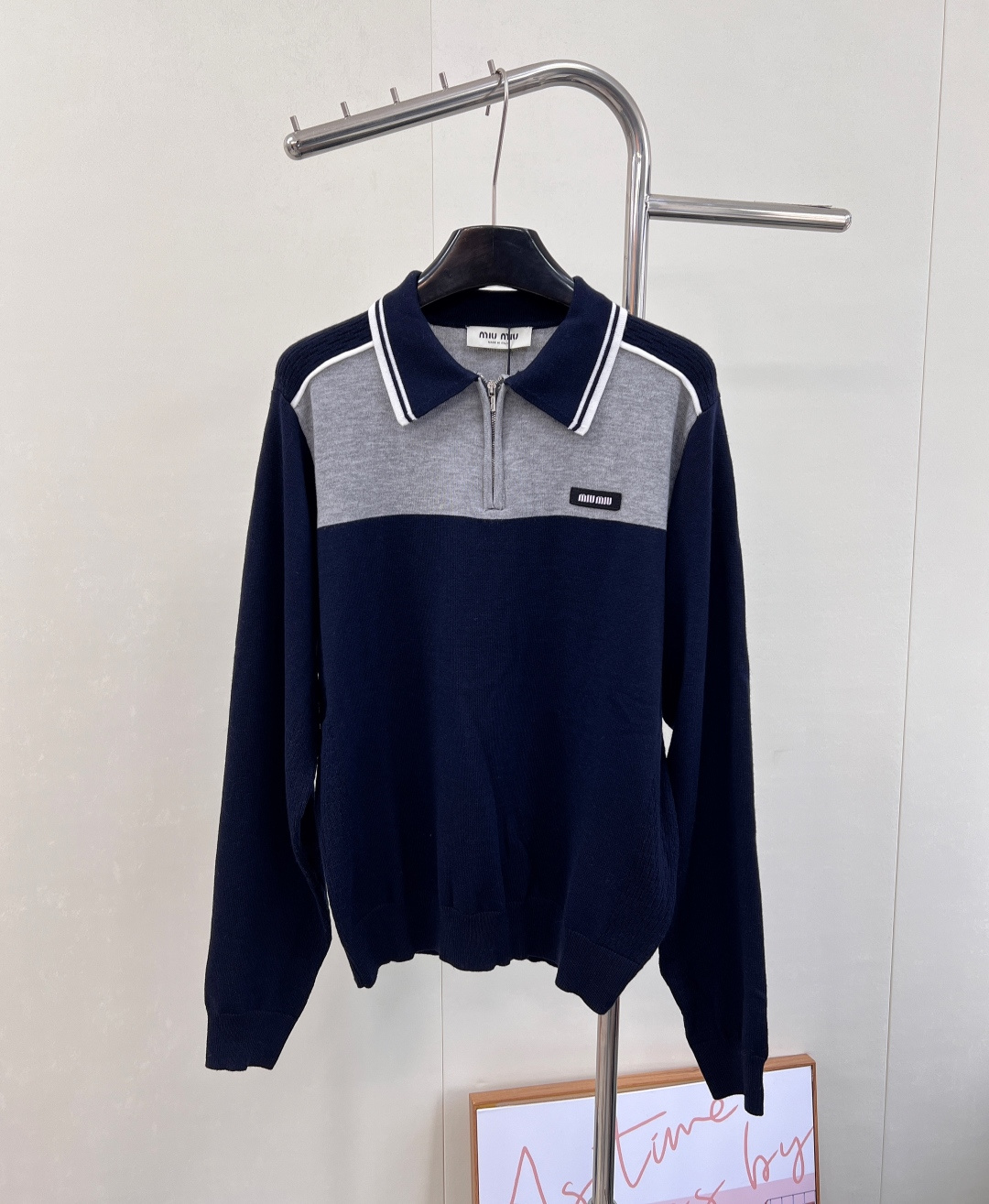 NO:503777,Miumiu2025 new letter patch lapel knitted long sleeves, customized YB wool yarn wool soft and comfortable, fashionable and slim Lapel long sleeve top style, half-pallet zipper design is convenient to put on and off, chest and torso contrast color, neckline wrap striped chest letter logo decoration embellishment, exquisiteness, showing temperament, college style, suitable for a variety of bottoms, fashion essentials, customized surface accessories, complete three standards, large-scale products Size sml,,miumiu,alexander wang19860909Miumiu2025新款字母贴片翻领针织长袖,定制YB羊毛纱线织造 柔软舒适 洋气显瘦 翻领长袖上衣版型 半开襟拉链设计便利穿脱 胸前与躯干呈现撞色 领口包边条纹胸口字母徽标装饰点缀 精致度满分 展现气质学院风格 适配多种下装 时尚必备单品 定制面辅料 ,三标齐全,大货出 尺码sml,,miumiu,alexander wang,Women's clothing