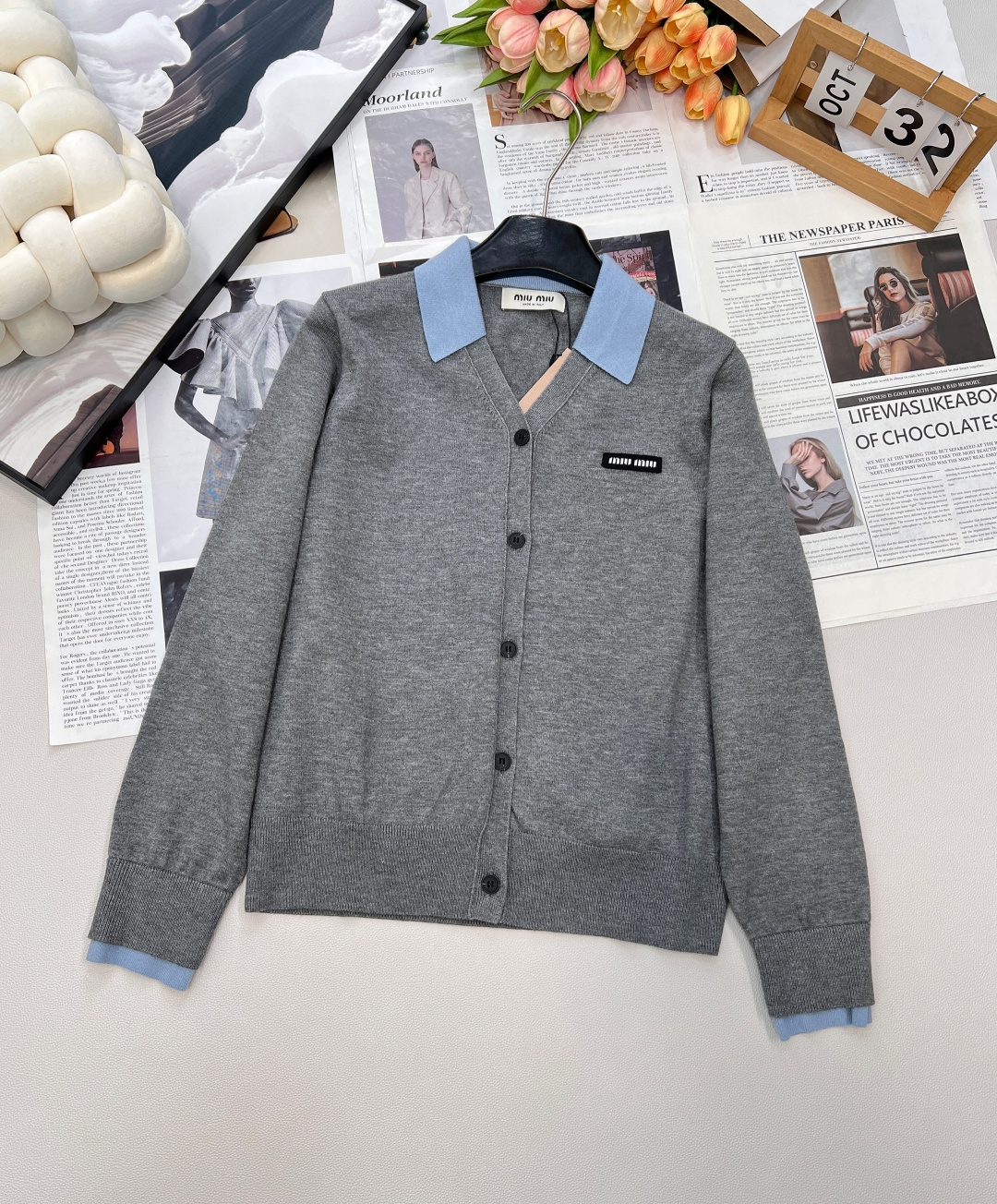 NO:503783,MIUMIU Small-label letter patch color-blocked lapel V-neck knit cardigan Custom color-blocked lapel embellishment A knit cardigan with a strong sense of fashion. It can be worn alone or as a jacket, which is very suitable for waist proportions. It does not look monotonous, single-circle button design. It is very good to divide the body proportions. It is a tight straight-tube style for daily wear. It is easy to control and not picky~ 90 wool. 10-day silk, with delicate and delicate patterns, visually slimming cuff hem thread closing. Thick and stylish feel. It is filled with retro feel. The elegant setting reinterprets the traditional silhouette and perspective of women's clothing with details. Three standards are complete and two colors are outstanding. Size sml code, miumiu, jackets & coats, alexander wang19860909MIUMIU 小标字母贴片拼色翻领V领针织开衫 定制拼色翻领点缀 时髦感很强的一款针织开衫 可单穿、做外套,很衬腰身比例 不显单调,单门襟纽扣设计 的 很好的划分身材比例 日常实穿的紧实直筒版型 好驾驭不挑人~ 90羊毛 10天丝,纹路细腻精致,视觉显瘦袖口下摆螺纹收口 厚实有型手感软糯 弥漫复古feel,优雅的设定上以细节重释女装的传统廓形与视角,三标齐全,两色出 尺码sml 编码,,miumiu,jackets & coats,alexander wang,Women's clothing