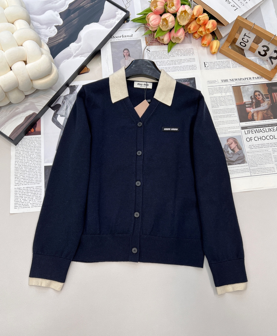 NO:503786,MIUMIU Small-label letter patch color-blocked lapel V-neck knit cardigan Custom color-blocked lapel embellishment A knit cardigan with a strong sense of fashion. It can be worn alone or as a jacket, which is very suitable for waist proportions. It does not look monotonous, single-circle button design. It is very good to divide the body proportions. It is a tight straight-tube style for daily wear. It is easy to control and not picky~ 90 wool. 10-day silk, with delicate and delicate patterns, visually slimming cuff hem thread closing. Thick and stylish feel. It is filled with retro feel. The elegant setting reinterprets the traditional silhouette and perspective of women's clothing with details. Three standards are complete and two colors are outstanding. Size sml code, miumiu, jackets & coats, alexander wang19860909MIUMIU 小标字母贴片拼色翻领V领针织开衫 定制拼色翻领点缀 时髦感很强的一款针织开衫 可单穿、做外套,很衬腰身比例 不显单调,单门襟纽扣设计 的 很好的划分身材比例 日常实穿的紧实直筒版型 好驾驭不挑人~ 90羊毛 10天丝,纹路细腻精致,视觉显瘦袖口下摆螺纹收口 厚实有型手感软糯 弥漫复古feel,优雅的设定上以细节重释女装的传统廓形与视角,三标齐全,两色出 尺码sml 编码,,miumiu,jackets & coats,alexander wang,Women's clothing