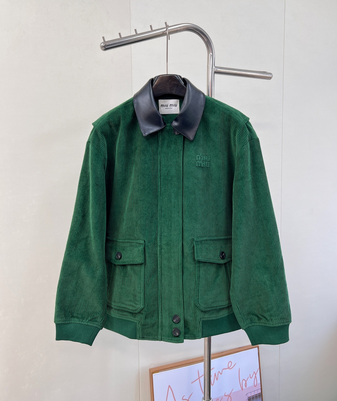 NO:503789,Miumiu25Fw early autumn new intellectual molecular college style corduroy cotton jacket jacket | Exclusive yb development!  High-end production!  Determinely dyed gem green!  Sweet and cool, age-reducing outfit. It has a loose shoulders and no picky style. It looks huge and slim on the upper body!  Custom imported corduroy fabric has a great texture!  Full positioning of strip tailoring technology, perfect workmanship quality depends on details!  Complete three standards!  Size sml code M, miumiu, jackets & coats, jackets & coats, alexander wang19860909Miumiu25Fw早秋新款知性分子学院风灯芯绒棉服夹克外套丨独家yb开发！高版出品！定染宝石绿！甜酷兼备减龄穿搭.落肩宽松不挑人版型上身巨显瘦！定制进口灯芯绒面料质感超赞！全定位对条剪裁工艺,完美做工品质看细节！三标齐全！ 尺码sml 编码M,,miumiu,jackets & coats,jackets & coats,alexander wang,Women's clothing