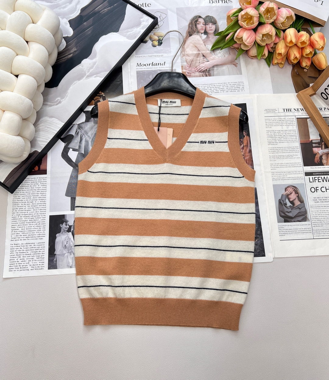 NO:504572,2025Ss MiuMiu's new contrasting striped V-neck knitted vest is made of wool fabric, which feels soft and glutinous, with good wrinkle resistance and breathability~ The upper body is three-dimensional and wide, and the slim fit style is simple V-neck visually modifying the neck lines~ The ribbed neckline/cuff/hem is plus letter embroidery and striped body, which stabilizes the clothing and presents a unique artistic beauty!  Wearing a single or inner base shirt instantly brings the retro quality to an instantly. The basic style that is not picky and the colors are also particularly versatile!  Wearing alone or layering can be a beautiful effect, making people feel like they want to go on vacation and travel instantly~ The three standards are complete, large-scale products are available SML code, Miumiu, alexander wang198609092025Ss MiuMiu早秋新品撞色条纹V领针织背心马甲 采用羊毛面料,手感软糯,有良好的抗皱性与透气性～上身立体挺阔 修身版型简约V领在视觉上修饰颈部线条～ 罗纹领口/袖口/下摆加上字母刺绣和条纹衣身,稳固衣型同时呈现出独特的艺术美感！ 单穿或是内搭打底衫,将复古品质感瞬间拉满 不挑人的基础款式,颜色也尤为百搭！单穿或者叠穿都能是美美的效果,让人瞬间有想去度假和旅游的心情~三标齐全,大货出 尺码sml 编码,,miumiu,alexander wang,Women's clothing