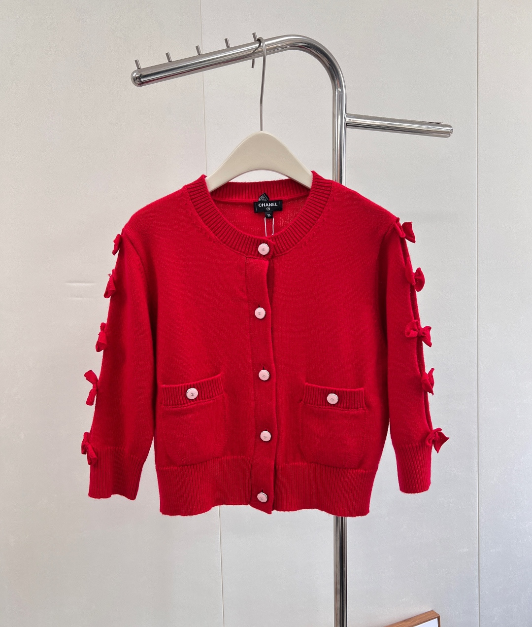 NO:504581,CHANEL25FW bow cardigan... Fantasy linkage Love this duck!  !  It is woven using the latest imported machine 5-needle process. The fabric feels soft and fluffy, which is particularly high-end!  Full of details... The upper body looks so beautiful and feels so good!  The three-dimensional bow is beautiful!  Paired with pleated skirts, shorts all look good. If you like it, the first order has been big, 6 colors. Size sml code H, chanel, skirts, shorts, alexander wang19860909CHANEL25FW蝴蝶结开衫..梦幻联动 大爱这件鸭！！采用最新进口机正5针工艺织造 面料手感柔软 带有蓬松度 特别特别高级！细节满满..上身太好看太有感觉了！立体蝴蝶结敲级漂亮！搭配百褶裙 短裤都好看的 喜欢的来 首单大货已,6色出 尺码sml 编码H,,chanel,skirts,shorts,alexander wang,Women's clothing