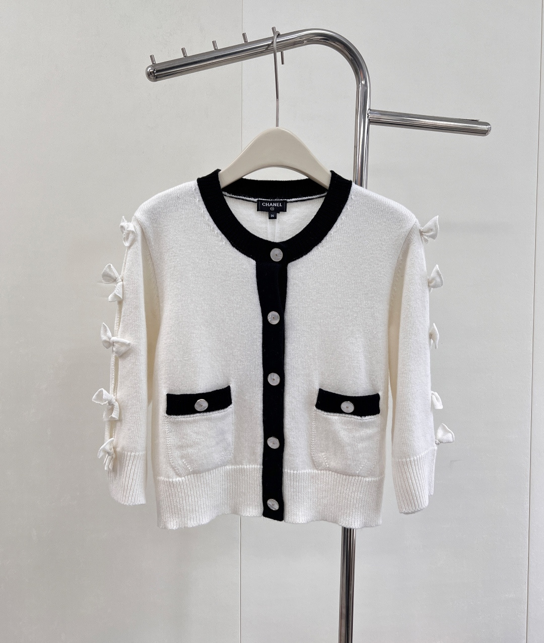 NO:504586,CHANEL25FW bow cardigan... Fantasy linkage Love this duck!  !  It is woven using the latest imported machine 5-needle process. The fabric feels soft and fluffy, which is particularly high-end!  Full of details... The upper body looks so beautiful and feels so good!  The three-dimensional bow is beautiful!  Paired with pleated skirts, shorts all look good. If you like it, the first order has been big, 6 colors. Size sml code H, chanel, skirts, shorts, alexander wang19860909CHANEL25FW蝴蝶结开衫..梦幻联动 大爱这件鸭！！采用最新进口机正5针工艺织造 面料手感柔软 带有蓬松度 特别特别高级！细节满满..上身太好看太有感觉了！立体蝴蝶结敲级漂亮！搭配百褶裙 短裤都好看的 喜欢的来 首单大货已,6色出 尺码sml 编码H,,chanel,skirts,shorts,alexander wang,Women's clothing