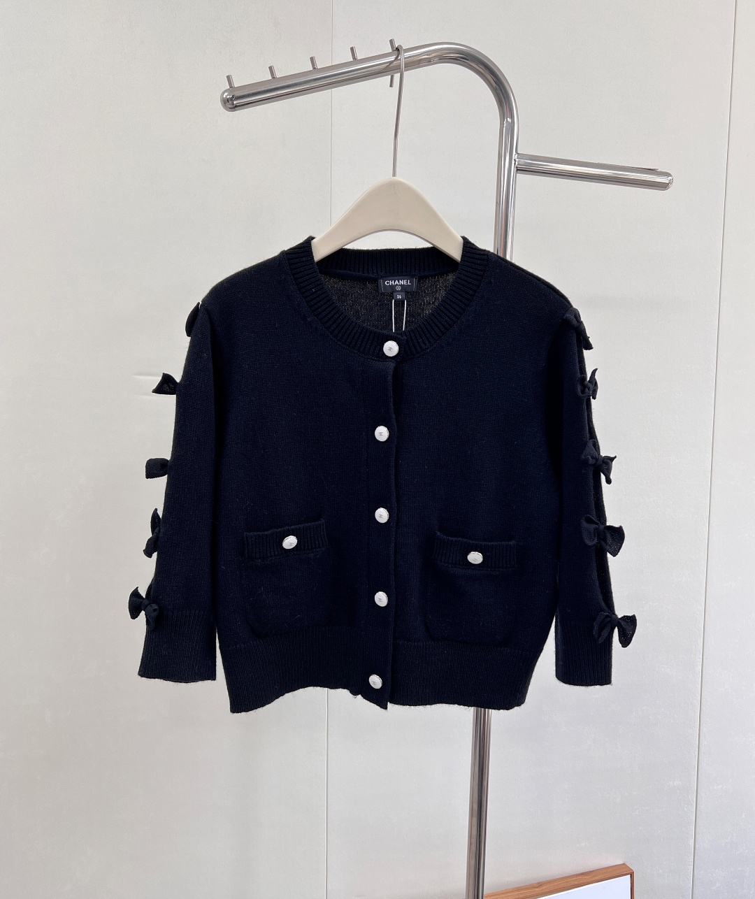 NO:504592,CHANEL25FW bow cardigan... Fantasy linkage Love this duck!  !  It is woven using the latest imported machine 5-needle process. The fabric feels soft and fluffy, which is particularly high-end!  Full of details... The upper body looks so beautiful and feels so good!  The three-dimensional bow is beautiful!  Paired with pleated skirts, shorts, come and have a great time. First order, 6 colors, size sml code, chanel, skirts, shorts, alexander wang19860909CHANEL25FW蝴蝶结开衫..梦幻联动 大爱这件鸭！！采用最新进口机正5针工艺织造 面料手感柔软 带有蓬松度 特别特别高级！细节满满..上身太好看太有感觉了！立体蝴蝶结敲级漂亮！搭配百褶裙 短裤都好看的 喜欢的来 首单大货已,6色出 尺码sml 编码,,chanel,skirts,shorts,alexander wang,Women's clothing