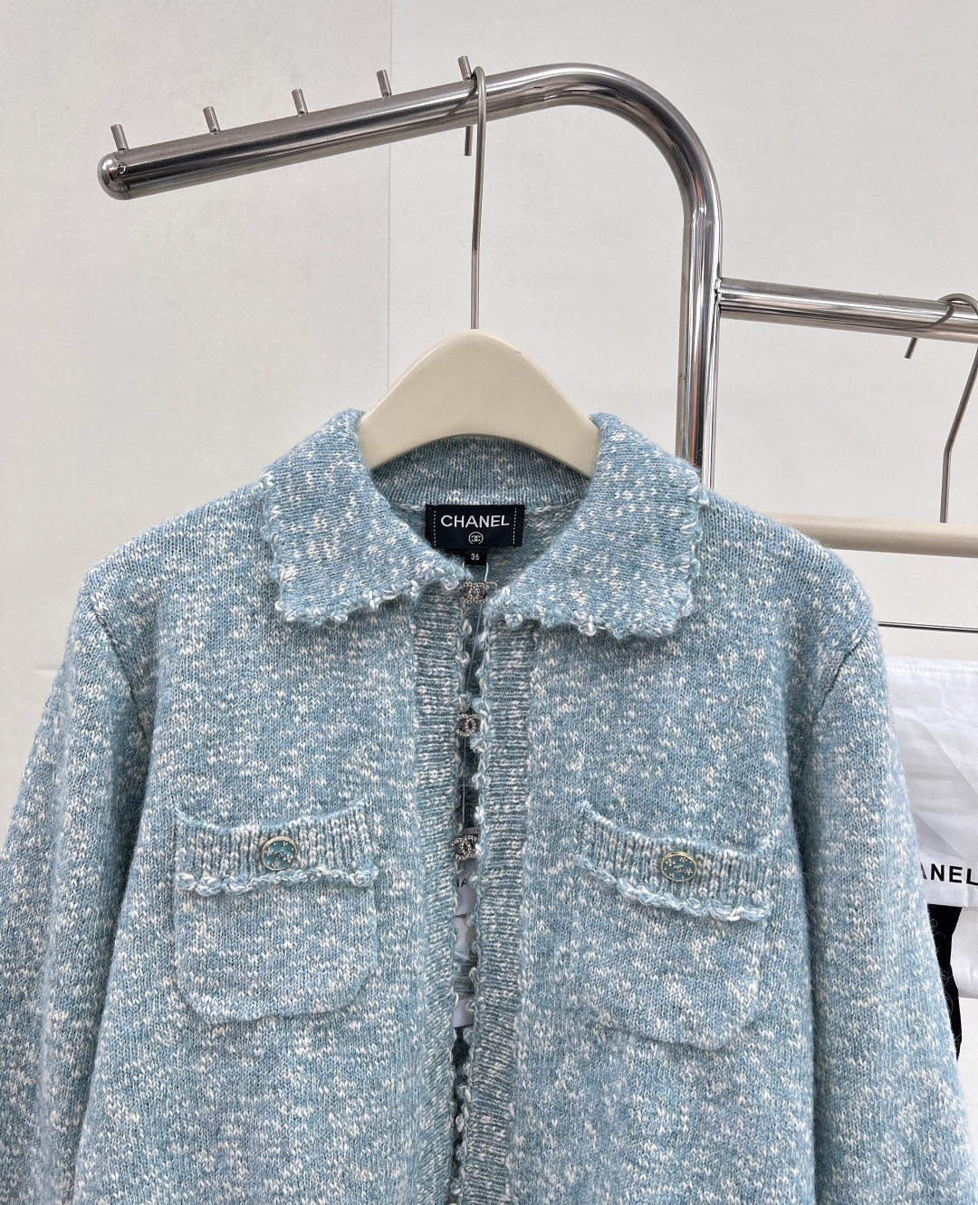 🆕Chanel2025新款绣花花边针织开衫，定制YB羊绒纱线织造 穿搭舒适 柔软细腻 翻领针织开衫版型 