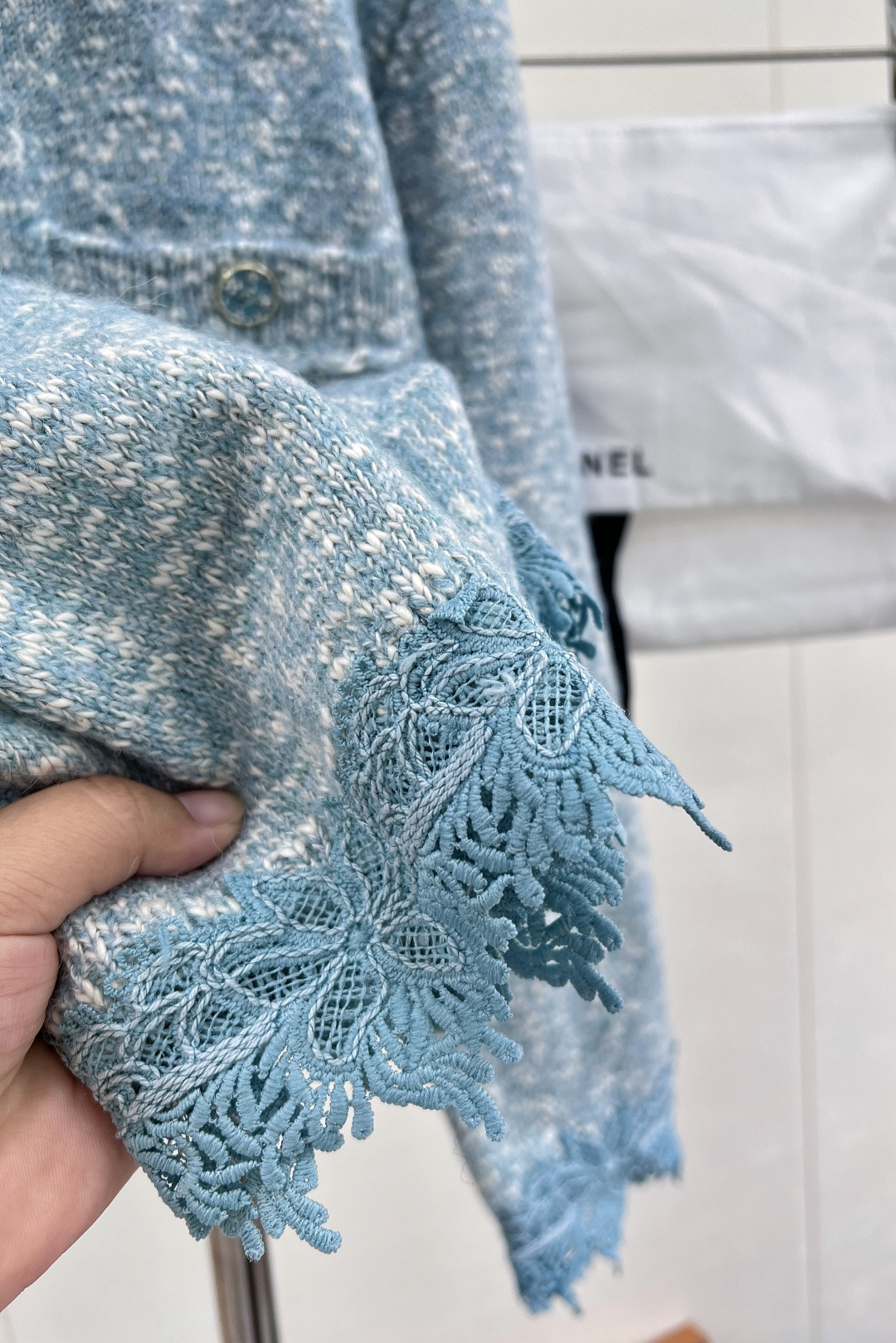 🆕Chanel2025新款绣花花边针织开衫，定制YB羊绒纱线织造 穿搭舒适 柔软细腻 翻领针织开衫版型 