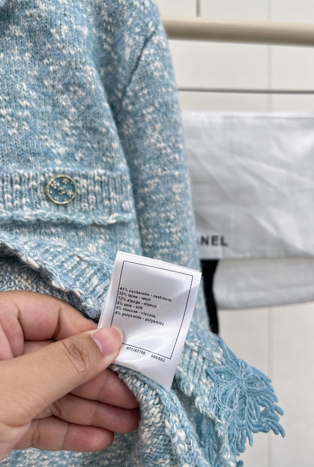 🆕Chanel2025新款绣花花边针织开衫，定制YB羊绒纱线织造 穿搭舒适 柔软细腻 翻领针织开衫版型 
