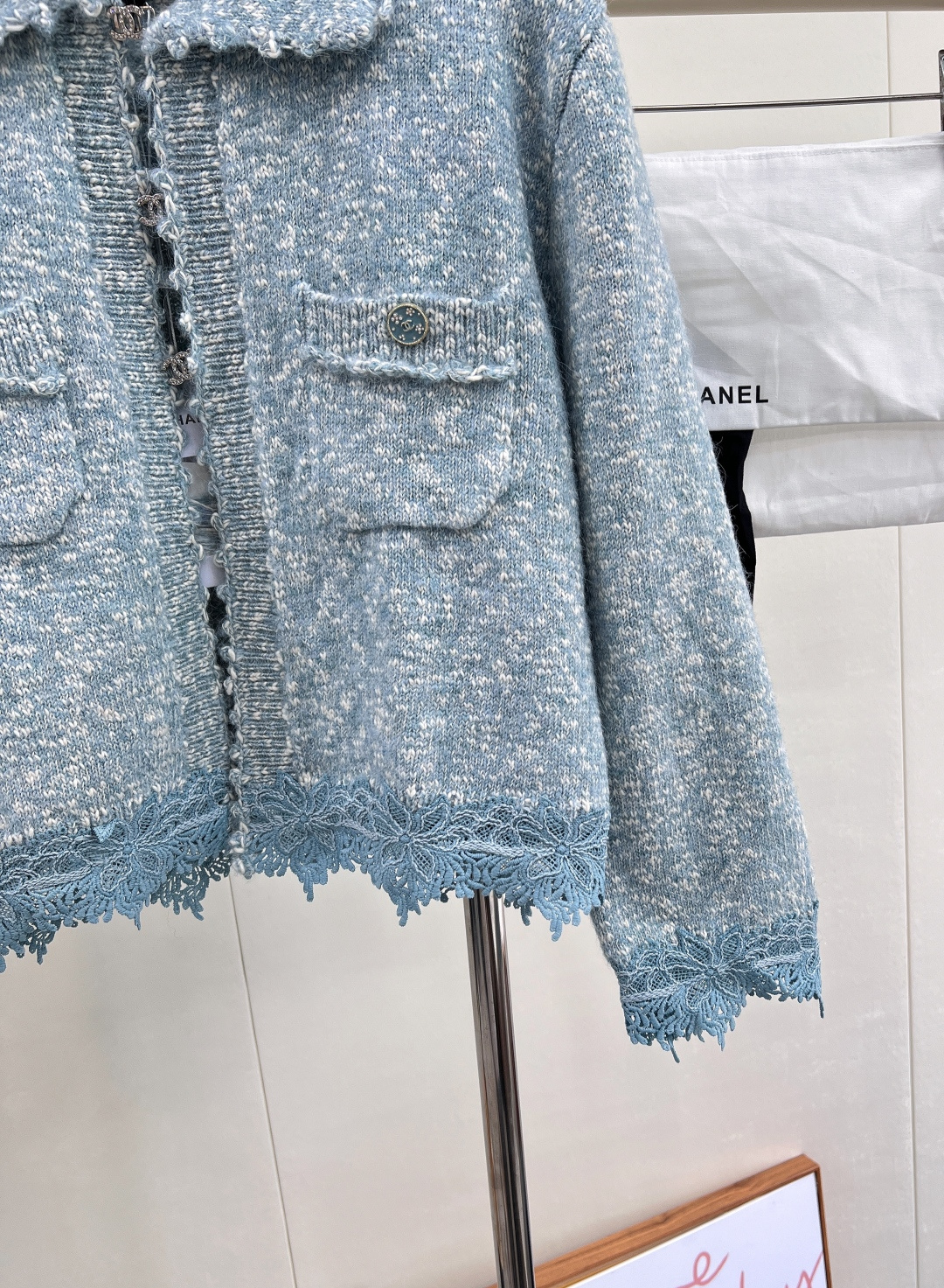 🆕Chanel2025新款绣花花边针织开衫，定制YB羊绒纱线织造 穿搭舒适 柔软细腻 翻领针织开衫版型 