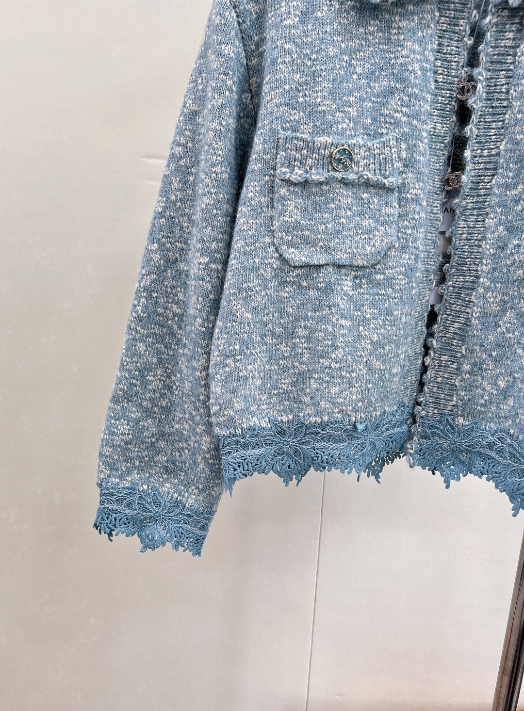 🆕Chanel2025新款绣花花边针织开衫，定制YB羊绒纱线织造 穿搭舒适 柔软细腻 翻领针织开衫版型 