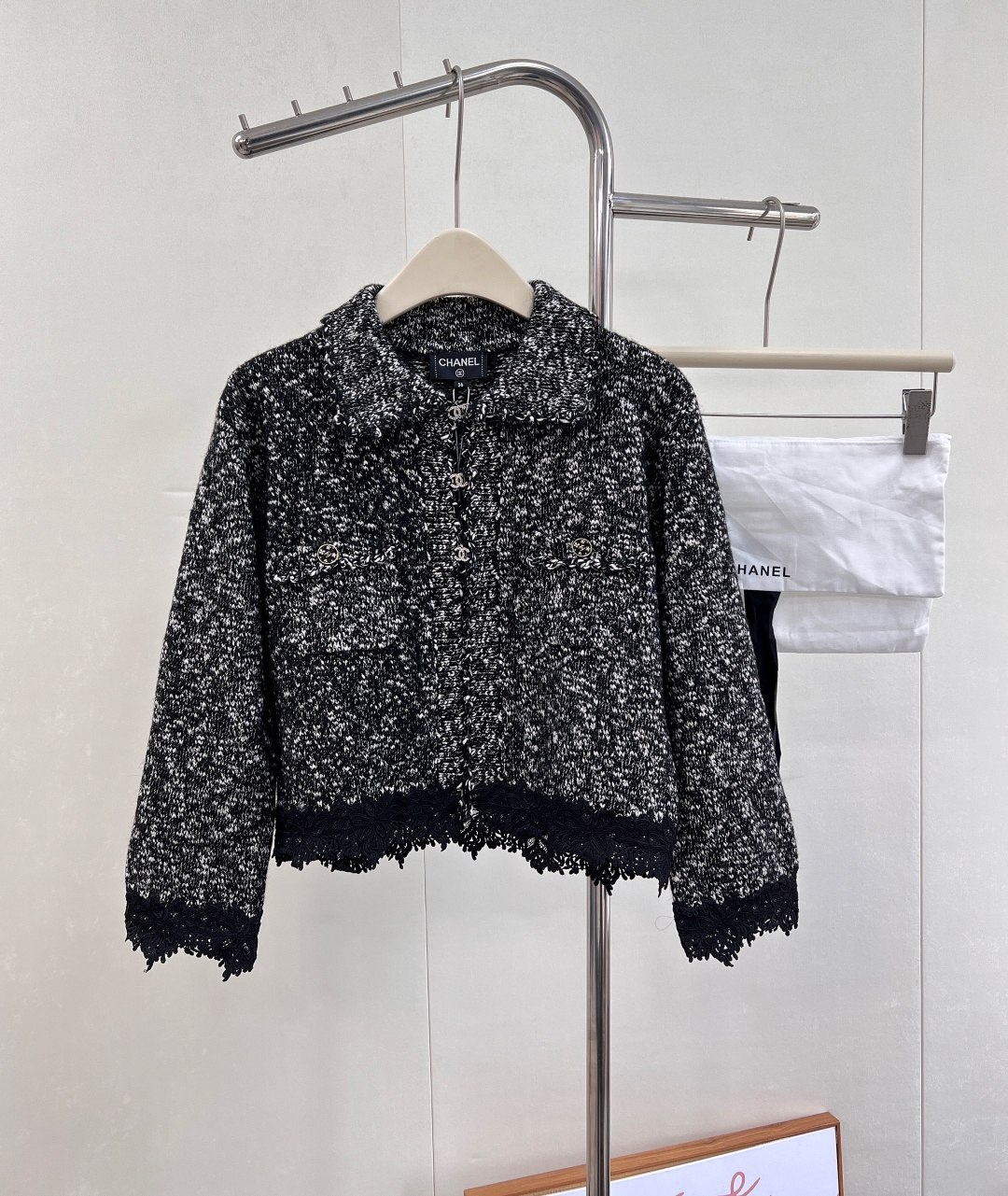 NO:518225,Chanel2025 new embroidered lace knitted cardigan, custom YB cashmere yarn woven, comfortable to wear, soft and delicate, lapel knitted cardigan style, rhinestone double C-button connection plaid design, collar extends to the front lattice wavy lace hem cuffs embroidered crochet lace decoration, paired with double C-print buttons, highlights the brand tone, delicate and dense texture crochet, plain color and wool polka dots, durable and gentle, showing temperament and retro style, adds an elegant atmosphere on the upper body, exquisite and fashionable, suitable for dates and commuting, customized surface accessories, customized dust bags, accurate version, complete three standards, 3 colors, size sml code H,,chanel, alexander wang19860909Chanel2025新款绣花花边针织开衫,定制YB羊绒纱线织造 穿搭舒适 柔软细腻 翻领针织开衫版型 水钻双C扣连接开襟设计 领边延伸至前襟波浪花边下摆袖口绣花钩针花边装点 配合双C印刻纽扣 彰显品牌调性 成衣细腻密实肌理钩织 素色配合毛粒波点 耐看温柔 展现气质复古风格 上身增添优雅气息 精致洋气感尽显 约会通勤都适配 定制面辅料 定制防尘袋 认准版本 ,三标齐全,3色出 尺码sml 编码H,,chanel,alexander wang,Women's clothing