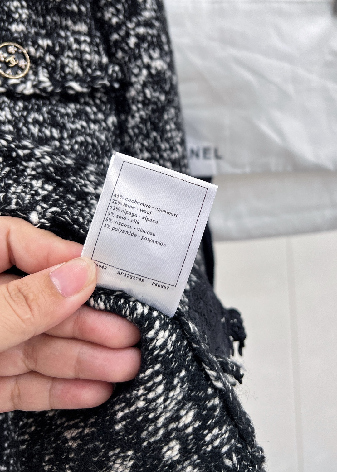 🆕Chanel2025新款绣花花边针织开衫，定制YB羊绒纱线织造 穿搭舒适 柔软细腻 翻领针织开衫版型 