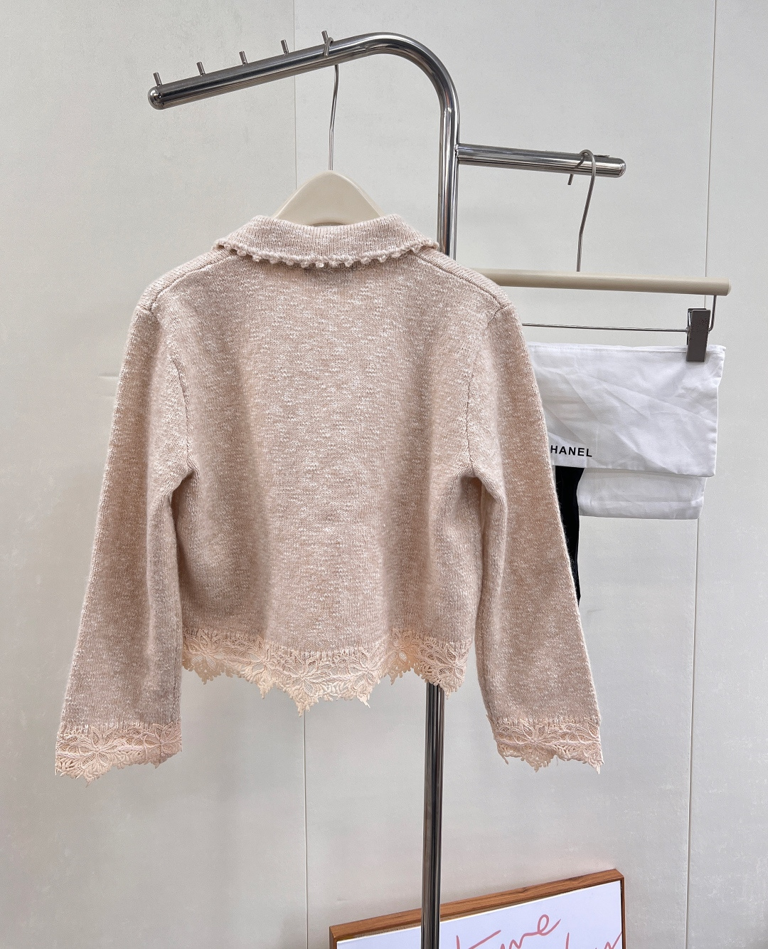 🆕Chanel2025新款绣花花边针织开衫，定制YB羊绒纱线织造 穿搭舒适 柔软细腻 翻领针织开衫版型 