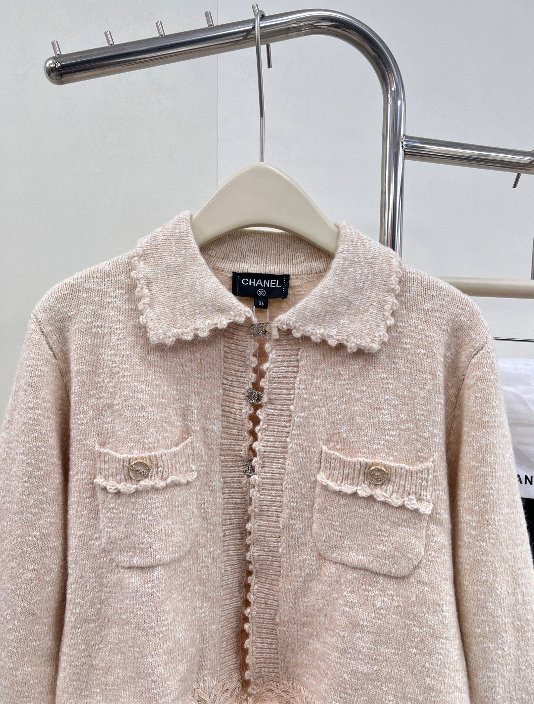 🆕Chanel2025新款绣花花边针织开衫，定制YB羊绒纱线织造 穿搭舒适 柔软细腻 翻领针织开衫版型 