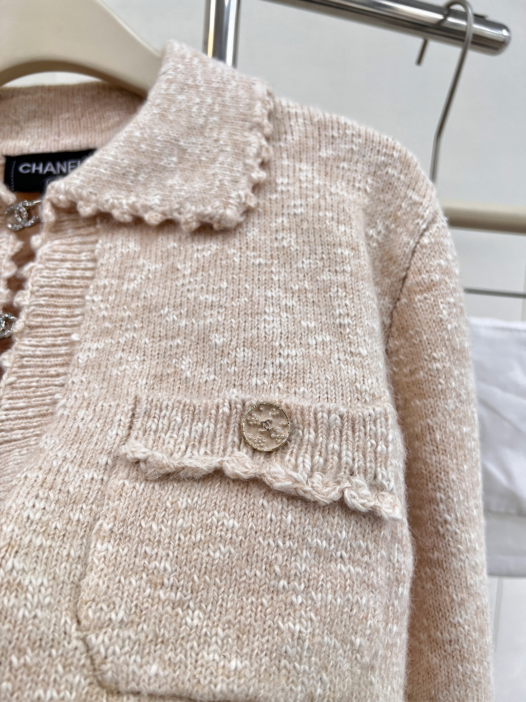 🆕Chanel2025新款绣花花边针织开衫，定制YB羊绒纱线织造 穿搭舒适 柔软细腻 翻领针织开衫版型 