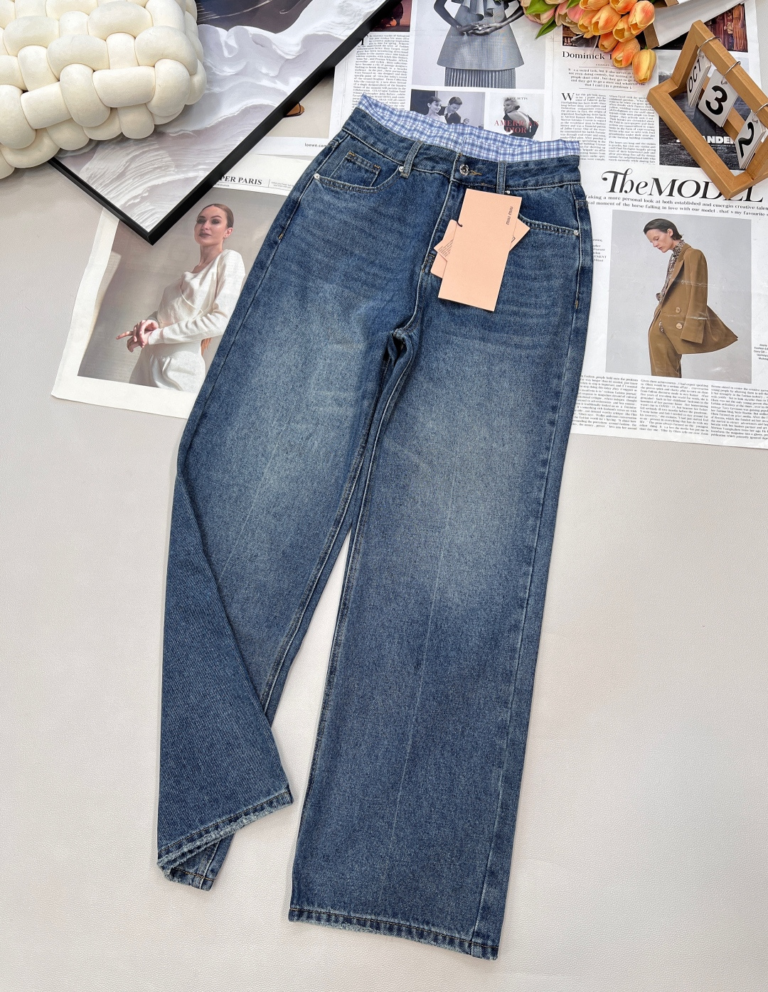 NO:504602,MIUMIU spliced ​​waist straight trousers, made of denim pure cotton material, soft and delicate touch, personalized spliced ​​plaid waist, fake two-piece design sense, straight high-waisted style, hip repair and flesh covering to make you look slimming~ Craft processing durable, flat cutting-edge wiring, enzyme washing process, custom hardware accessories, high-end products, complete three standards, large-scale products Size sml code,,miumiu,alexander wang19860909MIUMIU拼接腰直筒长裤,采用的牛仔纯棉材质,触感柔软细腻,个性拼接格子腰头,假两件设计感,直筒高腰版型,修胯遮肉显瘦~ 工艺处理耐穿,平整的车工走线,酵素洗水工艺,定制五金配件,高级单品,三标齐全,大货出 尺码sml 编码,,miumiu,alexander wang,Women's clothing