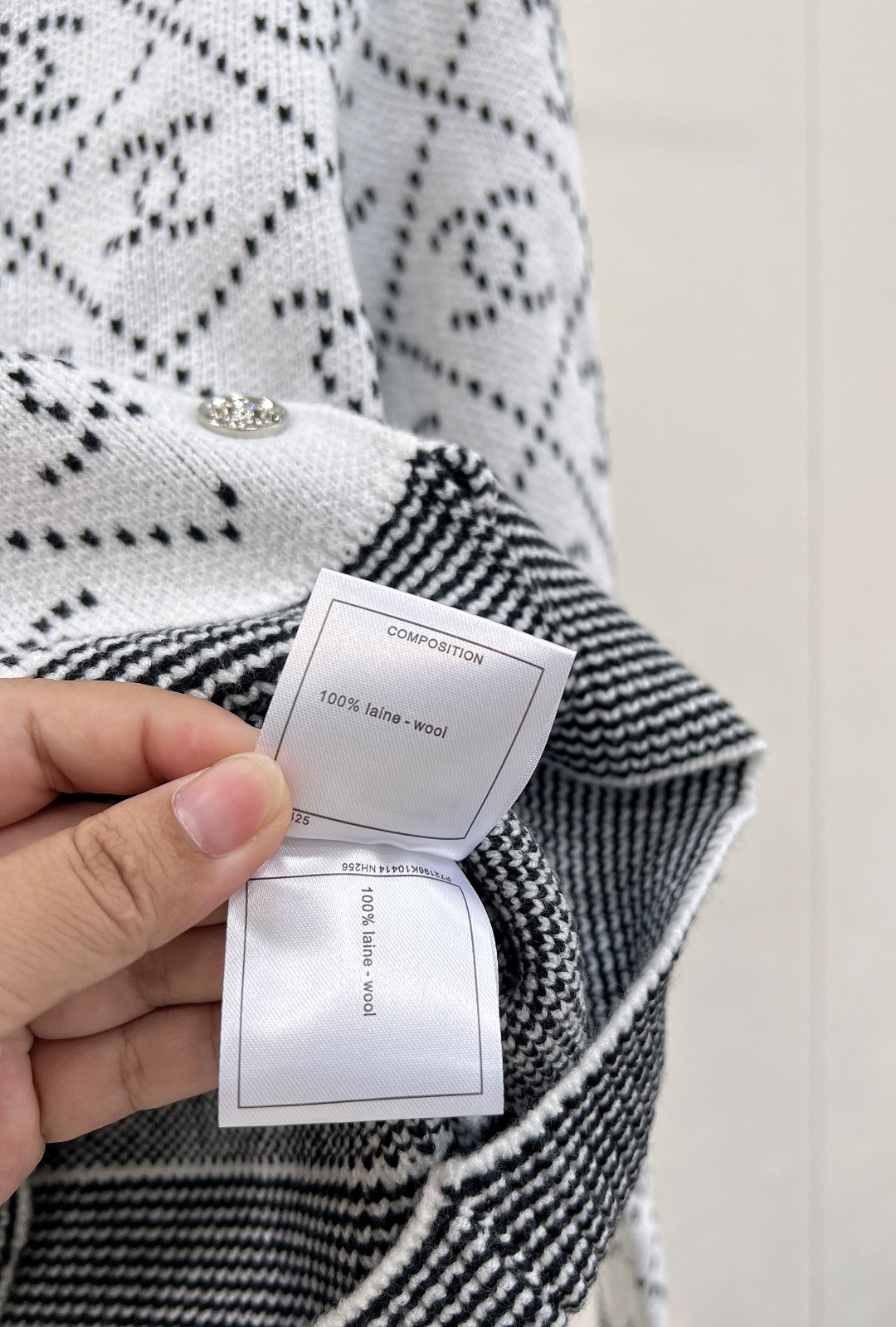 🆕Chanel 25FW🪄新款系列开衫..✨💫这款开衫可以说是复古与典雅非它莫属了！最百搭显瘦的黑灰色 