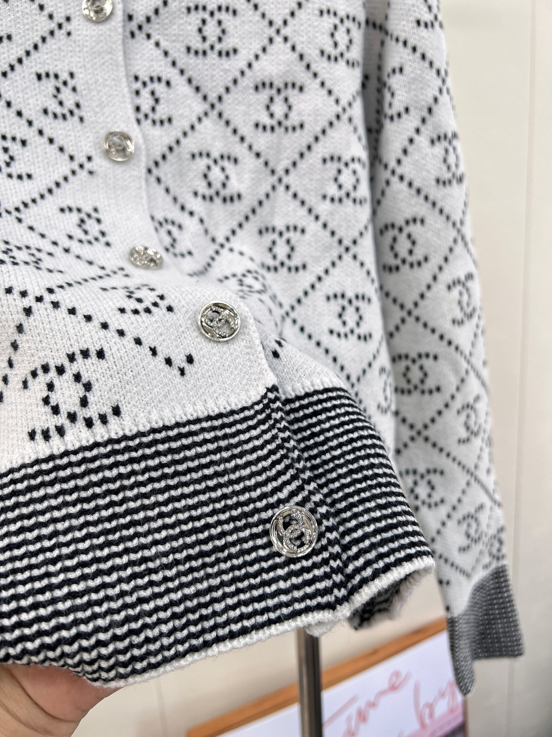 🆕Chanel 25FW🪄新款系列开衫..✨💫这款开衫可以说是复古与典雅非它莫属了！最百搭显瘦的黑灰色 