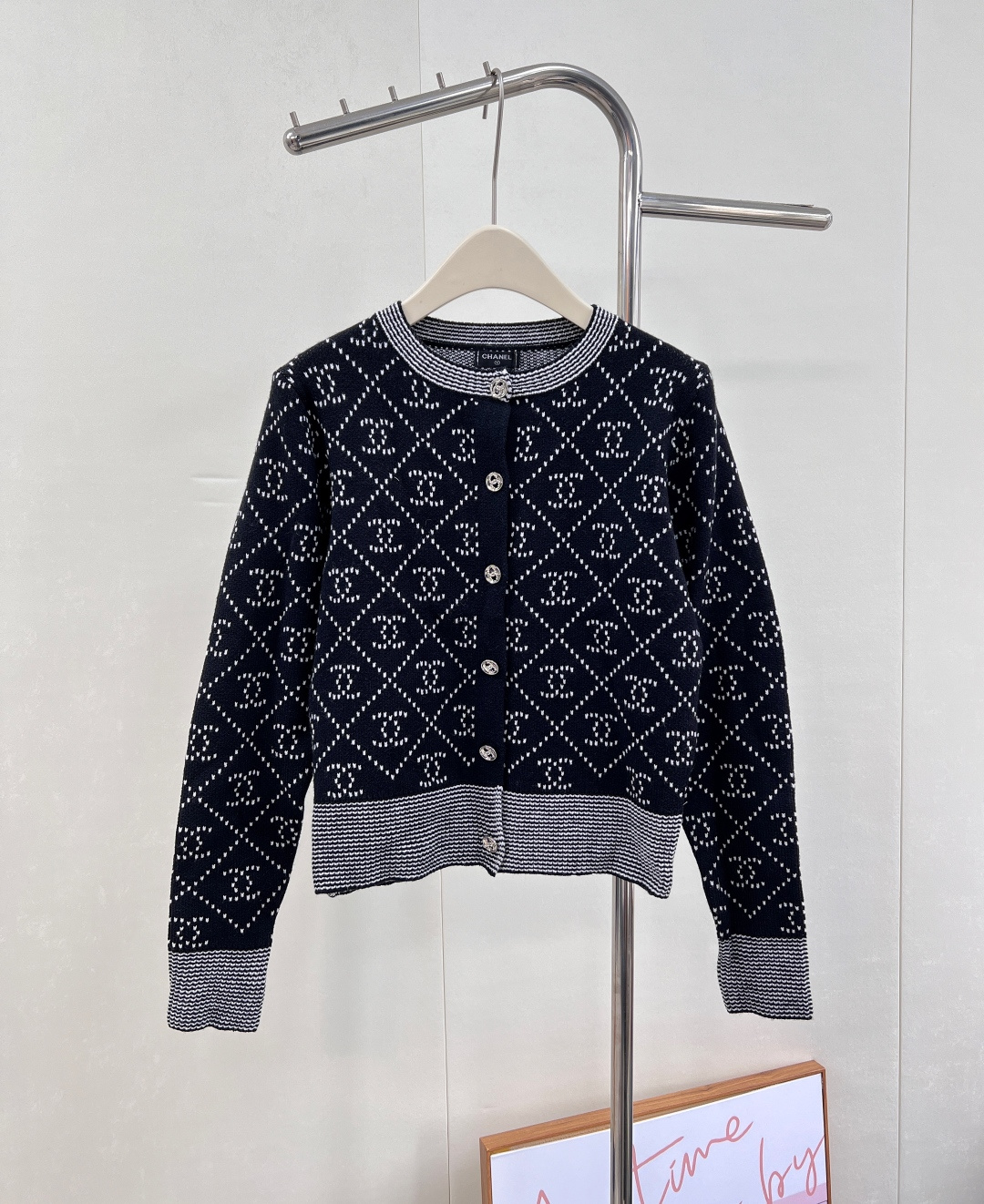 NO:503796,Chanel 25FW new series cardigan... This cardigan can be said to be retro and elegant!  The most versatile and slim black and gray color. As the main color of the clothes, only Xiaoxiang family can perfectly interpret the unique charm of a woman who is smart and graceful. In winter, you are so beautiful that you are so beautiful that you are very beautiful. Size sml code, chanel, chanel, alexander wang19860909Chanel 25FW新款系列开衫..这款开衫可以说是复古与典雅非它莫属了！最百搭显瘦的黑灰色 作为衣服主色调也只有小香家才能完美演绎女子秀外慧中翩若惊鸿的独特魅力 冬日里让你美的不像话两色出 尺码sml 编码,,chanel,chanel,alexander wang,Women's clothing