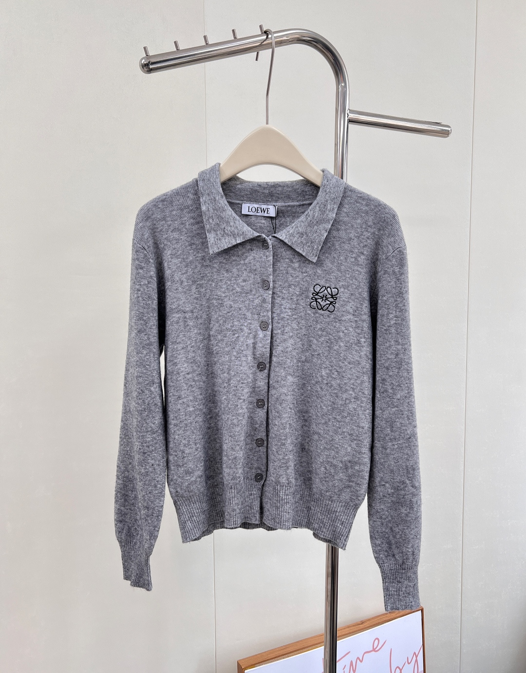 NO:504629,Loewe 2025 new embroidered totem lapel knitted cardigan, customized YB cashmere wool yarn wool yarn wool yarn, delicate texture, comfortable and skin-friendly, lapel knitted cardigan style, fine crochet texture design, exquisite thread edging, forming a sense of layering, the single side chest is embroidered with the iconic brand totem logo embossed to highlight the overall sense of outfit, light luxury and fashionable temperament, the first choice for fashion outfits in all seasons, customized surface accessories, complete three standards, three colors, size sml code L,,loewe,alexander wang19860909Loewe2025新款刺绣图腾翻领针织开衫,定制YB羊绒羊毛纱线织造 质感细腻 舒适亲肤 翻领针织开衫版型 通体细密钩织纹理设计 精致螺纹包边 形成层次感 单侧胸口以标志性品牌图腾徽标刺绣点缀 彰显个性 凸显穿搭整体感 轻奢时髦气质 四季时尚穿搭首选 定制面辅料 ,三标齐全,三色出 尺码sml 编码L,,loewe,alexander wang,Women's clothing