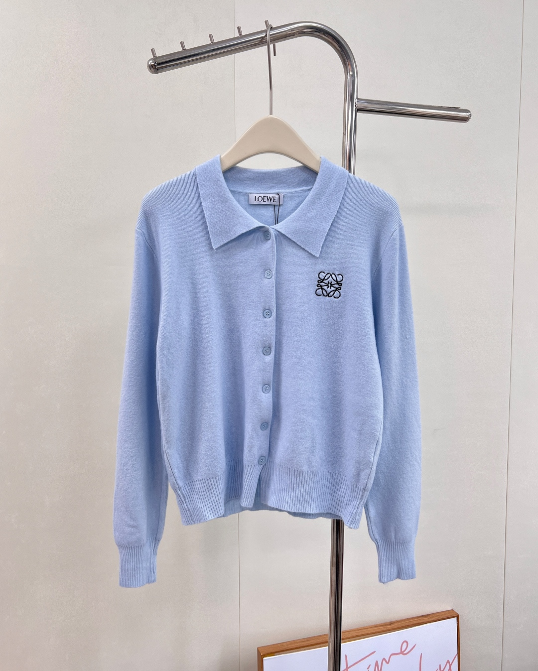 NO:504603,Loewe 2025 new embroidered totem lapel knitted cardigan, customized YB cashmere wool yarn wool yarn wool yarn wool, delicate texture, comfortable and skin-friendly, lapel knitted cardigan style, fine crochet texture design, exquisite threaded edges, forming a sense of layering, single-sided chest embroidery embroidery, highlighting personality, highlighting the overall sense of outfit, light luxury and fashionable temperament, the first choice for fashion outfits, customized surface accessories, three standards, three colors, size sml code L,,loewe,alexander wang19860909Loewe2025新款刺绣图腾翻领针织开衫,定制YB羊绒羊毛纱线织造 质感细腻 舒适亲肤 翻领针织开衫版型 通体细密钩织纹理设计 精致螺纹包边 形成层次感 单侧胸口以标志性品牌图腾徽标刺绣点缀 彰显个性 凸显穿搭整体感 轻奢时髦气质 四季时尚穿搭首选 定制面辅料 ,三标齐全,三色出 尺码sml 编码L,,loewe,alexander wang,Women's clothing