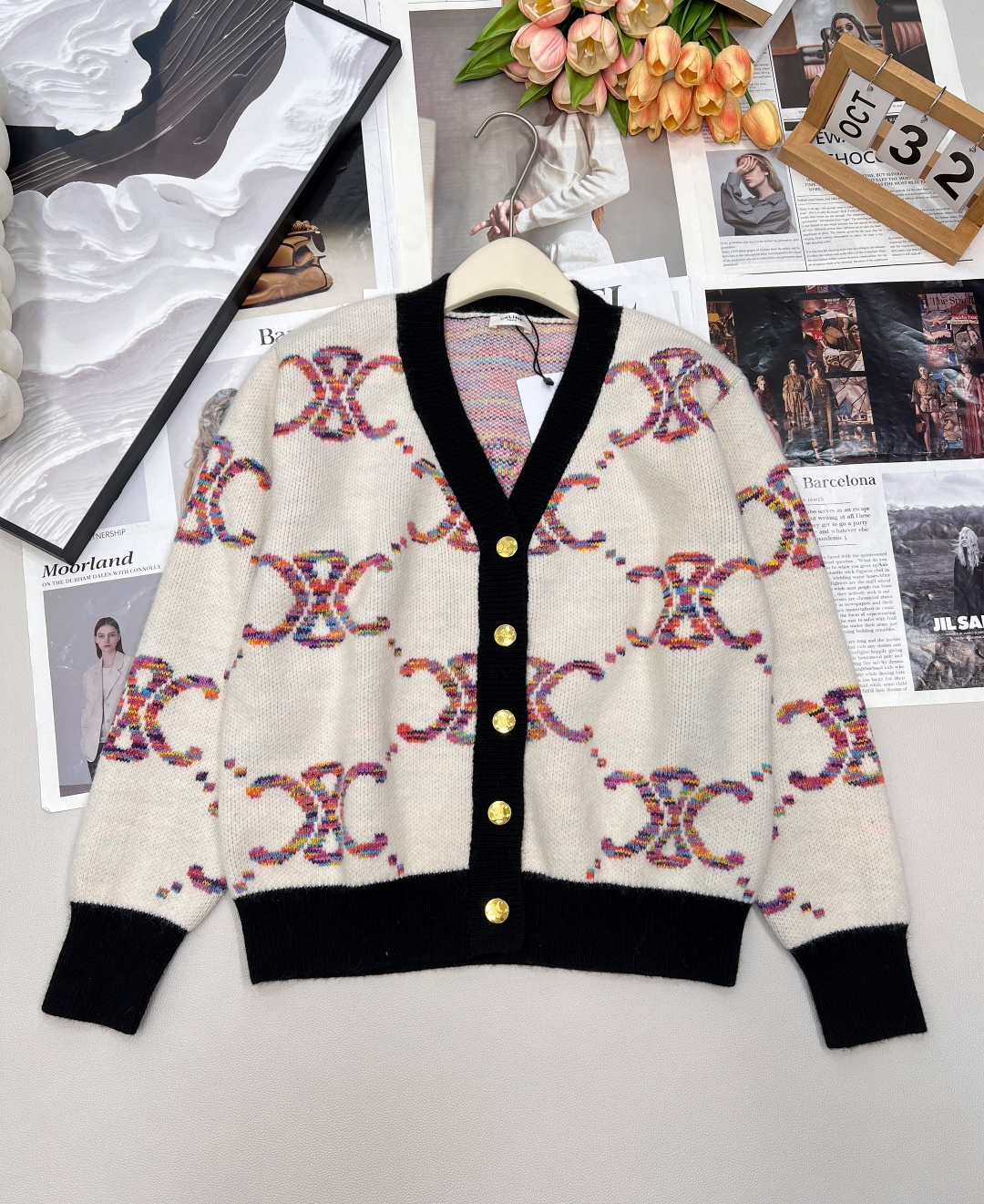 NO:504615,Celine2025SS new color-blocking V-neck logo knitted cardigan, customized YB wool knitted material, high-quality texture, comfortable and warm color-blocking V-neck knitted cardigan, neckline cuffs and hem, black edge collection in the same color, iconic brand of ready-to-wear jacquard full print, rich layers, high-end style, elegant and artistic upper body, regular style, inclusive figure, apricot color versatile black premium, daily commuting, customized surface accessories, accurate version, complete three standards, large-scale products, size sml code E,,celine, alexander wang19860909Celine2025SS新款拼色V领logo针织开衫, 定制YB羊毛针织材质 质感高级 舒适保暖 拼色V领针织开衫 领口袖口和下摆同色系黑色收边 成衣标志性品牌提花满印 层次丰富 高级格调尽显 上身优雅文艺 常规版型包容身材 杏色百搭黑色高级 日常通勤 定制面辅料 认准版本 ,三标齐全,大货出 尺码sml 编码E,,celine,alexander wang,Women's clothing