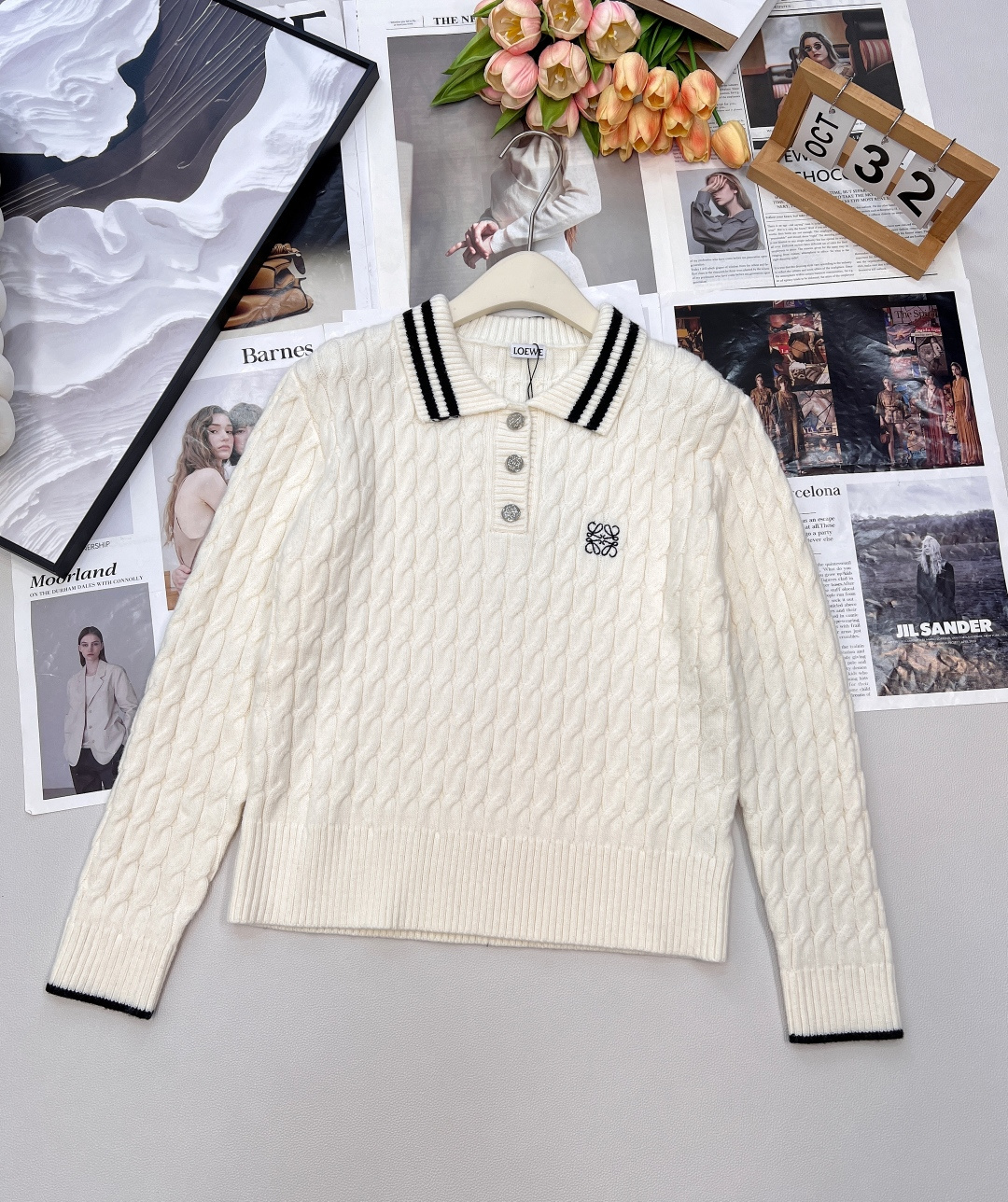 NO:504635,LOEWE 25FW new Polo collar knitted sweater...Loewe counter synchronizes this piece is so beautiful!  Her college style is full of age, and she must be the one who reduces her age. She is really excellent!  The whole piece is made of 70 wool 30 cashmere fabric, soft texture, skin-friendly and not tugged. A sweater that must be owned in winter must not be missed. The first large order has been released in two colors. Size sml code L,,loewe,loewe,sweaters,alexander wang19860909LOEWE 25FW新款Polo领针织毛衣..罗意威专柜同步 这件太太太美了！学院风满满 减龄还得是她 实在是优秀的很！整件采用70羊毛30羊绒面料 质地柔软亲肤不扎身 入冬必要拥有的针织衫 千万不能错过 首单大货已出两色出 尺码sml 编码L,,loewe,loewe,sweaters,alexander wang,Women's clothing