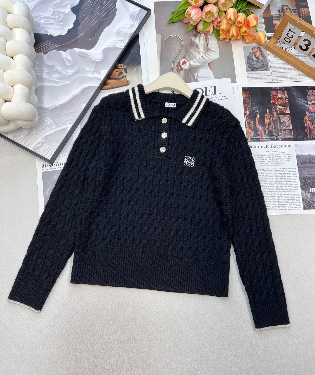 NO:504640,LOEWE 25FW new Polo collar knitted sweater...Loewe counter synchronizes this piece is so beautiful!  Her college style is full of age, and she must be the one who reduces her age. She is really excellent!  The whole piece is made of 70 wool 30 cashmere fabric, soft texture, skin-friendly and not tugged. A sweater that must be owned in winter must not be missed. The first large order has been released in two colors. Size sml code, loewe, loewe, sweaters, alexander wang19860909LOEWE 25FW新款Polo领针织毛衣..罗意威专柜同步 这件太太太美了！学院风满满 减龄还得是她 实在是优秀的很！整件采用70羊毛30羊绒面料 质地柔软亲肤不扎身 入冬必要拥有的针织衫 千万不能错过 首单大货已出两色出 尺码sml 编码,,loewe,loewe,sweaters,alexander wang,Women's clothing