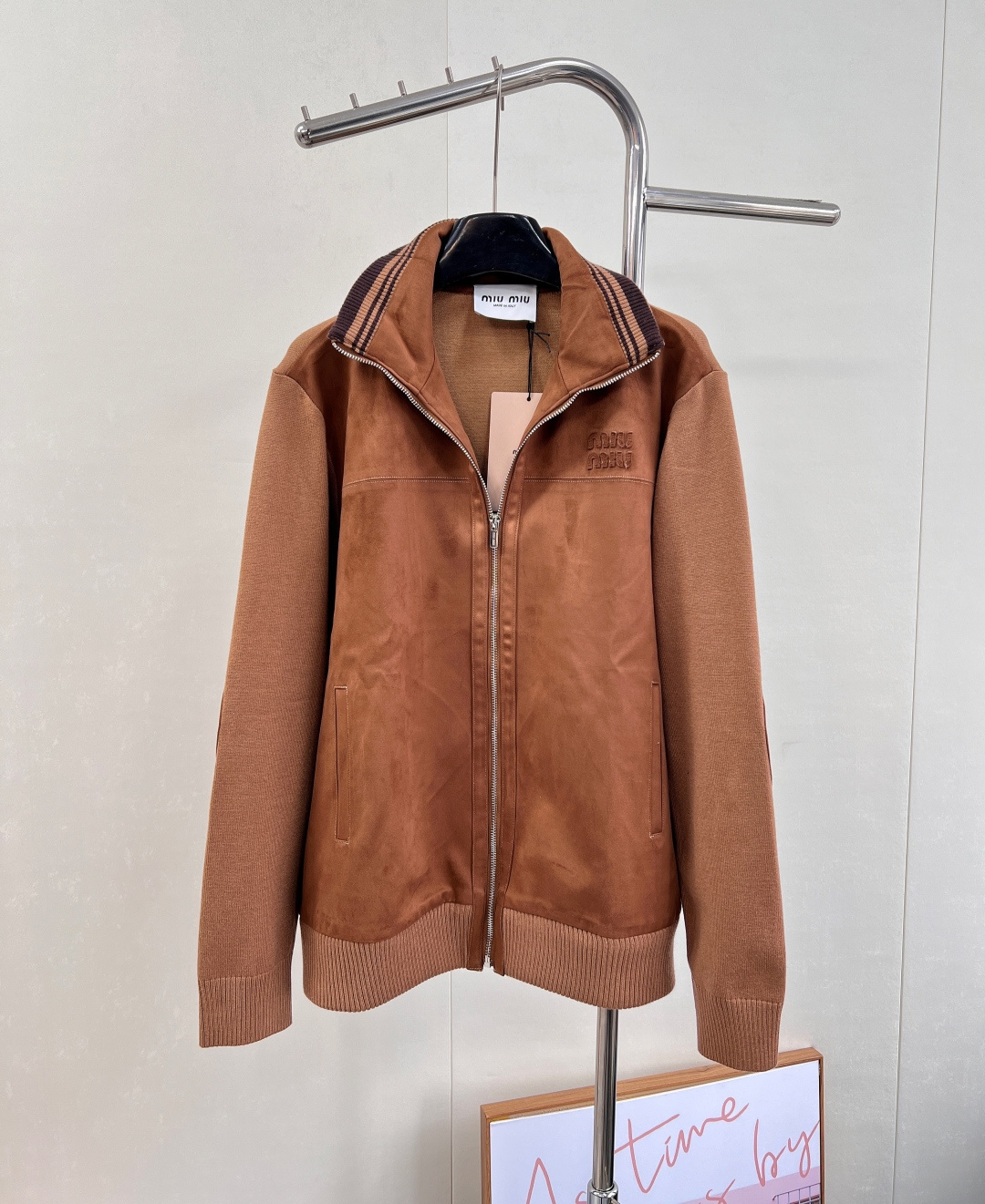 NO:504650,Miumiu's new suede zipper jacket is made of suede material, which is soft and textured, which can bring a comfortable wearing experience to the wearer. The hardware zipper of the letter logo is not only a functional opening and closing part, but also a visual focus. The letter logo highlights the brand's characteristics and increases fashion sense and recognition; the quality of the hardware zipper is usually reliable, durable and smooth, and is convenient to open and close. The stand-up collar design adds a bit of neatness and ability, suitable for wearing in various occasions. There are pockets on both sides of the body, which is both practical and aesthetic. The sleeves are spliced ​​with different materials from the main body, which increases the sense of layering and design. The same style for men and women, three standards are complete, and the large-scale size sml code M,,miumiu, jackets & coats,chamois leather,alexander wang19860909miumiu早秋新款麂皮拉链夹克,采用麂皮材质,触感柔软且富有质感,能为穿着者带来舒适的穿着体验.字母 logo 的五金拉链,不仅是功能性的开合部件,更是视觉焦点.字母 logo 彰显品牌特色,增加了时尚感与辨识度；五金拉链质量通常较为可靠,耐用且顺滑,开合方便.立领设计增添了几分利落与干练,适合多种场合穿着.衣身两侧设有口袋,兼具实用性与美观性.衣袖部分采用了与主体不同材质的拼接设计,增加了层次感与设计感.男女同款,三标齐全,大货出 尺码sml 编码M,,miumiu,jackets & coats,chamois leather,alexander wang,Women's clothing