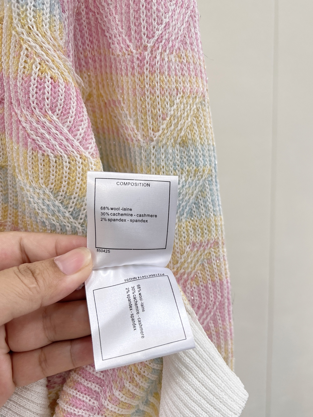 🆕 CHANEL 新款彩色条纹撞色设计针织衫，条纹撞色设计高级时尚！面料软糯舒适，元气满满的彩色系 泛滥