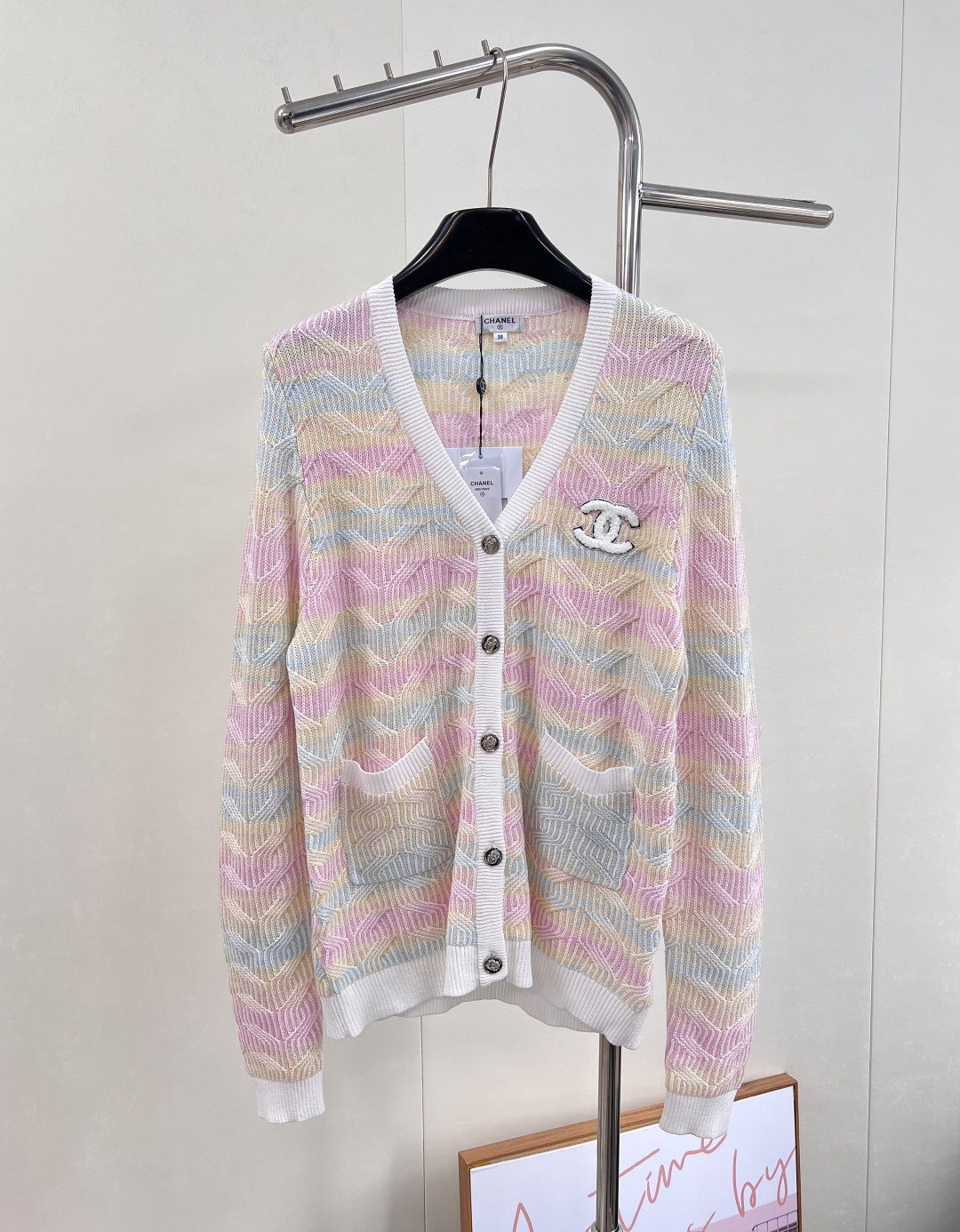 NO:504658,CHANEL's new color striped contrasting color sweater, striped contrasting color design is high-end and fashionable!  The fabric is soft and comfortable, full of vitality. The girlish heart is full of strength, and each color will feel different. Fresh and sweet. It not only looks white, but also has more eye-catching temperament. Every piece is very touching. Fashionable and exquisite. A must-have for white and rich beauty. Elegant style!  Daily commuting fashion, high-end lazy atmosphere, slim and tall on the upper body!  Complete three standards, large-scale products, size sml code H, chanel, alexander wang19860909CHANEL 新款彩色条纹撞色设计针织衫,条纹撞色设计高级时尚！面料软糯舒适,元气满满的彩色系 泛滥的少女心,完全没有抵抗力,每一种颜色都会不一样感觉 清新甜美 不仅显白,气质也更加吸睛,每一件都让人心动不已. 时髦精致 白富美必备 优雅气质款！ 日常通勤时尚 高级慵懒感气息,上身显瘦又高挑！三标齐全,大货出 尺码sml 编码H,,chanel,alexander wang,Women's clothing