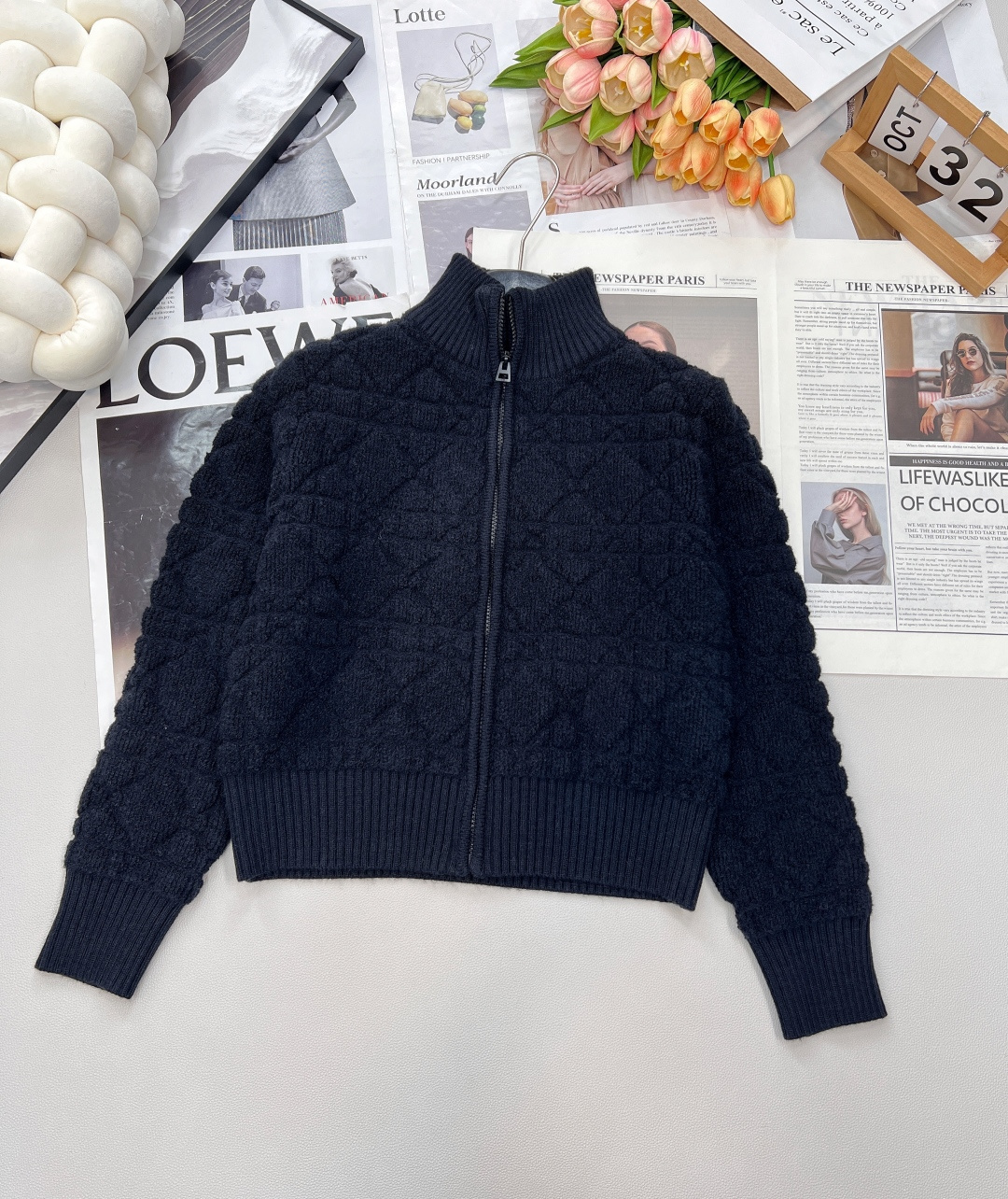 NO:505735,DIOR Autumn and winter diamond lattice stand collar butterfly embroidered zipper wool jacket with a classic rattan stripe pattern, plush tight and thick, loose silhouette, simple and comfortable classic style. This cardigan is decorated with an iconic oversized rattan plaid pattern, made of white wool cashmere-blend fabric, carefully made zipper silhouette design, matched with ribbed turtleneck, cuffs and bottom edges, creating a delicate and fashionable style. It can enhance the style of various styles this season. The style is really small and thick, and it doesn't look fat. Fall in love with it at first glance. The classic zipper design is convenient and not heavy when putting on and off. It is very practical as an inner layer or jacket in daily life! Very gentle and age-reducing. The temperament of a girl's celebrity. The short style of a standing collar can be easily controlled by a small person. The milk is huh huh squid texture!  Size sml typography,dior,jackets & coats,alexander wang19860909DIOR 秋冬菱格立领后蝴蝶刺绣拉链羊毛外套 经典藤条纹纹路清晰 毛绒紧密厚实 宽松廓形 简约舒适经典款 这款开衫饰以标志性的超大藤格纹图案 采用白色羊毛羊绒混纺面料 精心制作拉链廓形设计 搭配罗纹高领 袖口和底边,打造精致造型款式时尚 可为本季各式造型提升格调简约的版型 版型真的很显娇小很厚实的面料 也不显胖 一眼爱上 经典的拉链设计,穿脱也方便不厚重,日常作为内搭或者外套实用性超高! 非常温柔又减龄 自带少女的名媛气质 经典立领短款版型 属于小个子也能轻松驾驭 奶呼呼粉糯糯的质感！ 尺码sml 编,,dior,jackets & coats,alexander wang,Women's clothing