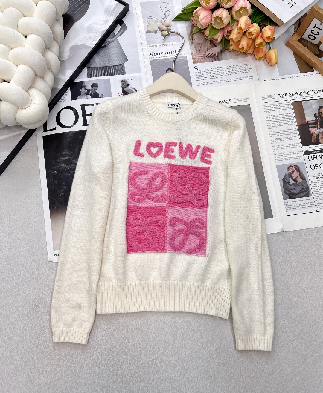 NO:505742,LOEWE Pink logo letters long-sleeved sweater on the chest is age-reducing, fashionable, high-end and versatile, and not picky about people. It looks so good when you go out. It is casual and fashionable. All kinds of body shapes can be easily controlled. Customized fabrics are comfortable to touch and wearable at a high rate. The texture is so good~ Daily commuting outfits are sweet and age-reducing, and the upper body looks slimming!  Complete three standards, two colors, size sml code L, loewe, alexander wang19860909LOEWE 胸前粉色大logo字母长袖针织衫 减龄又时尚高级百搭不挑人,穿出街简直太好看了 随意又不失时髦度各种体型都可以轻松驾驭,定制面料敲舒服实穿率超高 质感好到爆~ 日常通勤穿搭 甜美减龄 上身显瘦气质！三标齐全,两色出 尺码sml 编码L,,loewe,alexander wang,Women's clothing