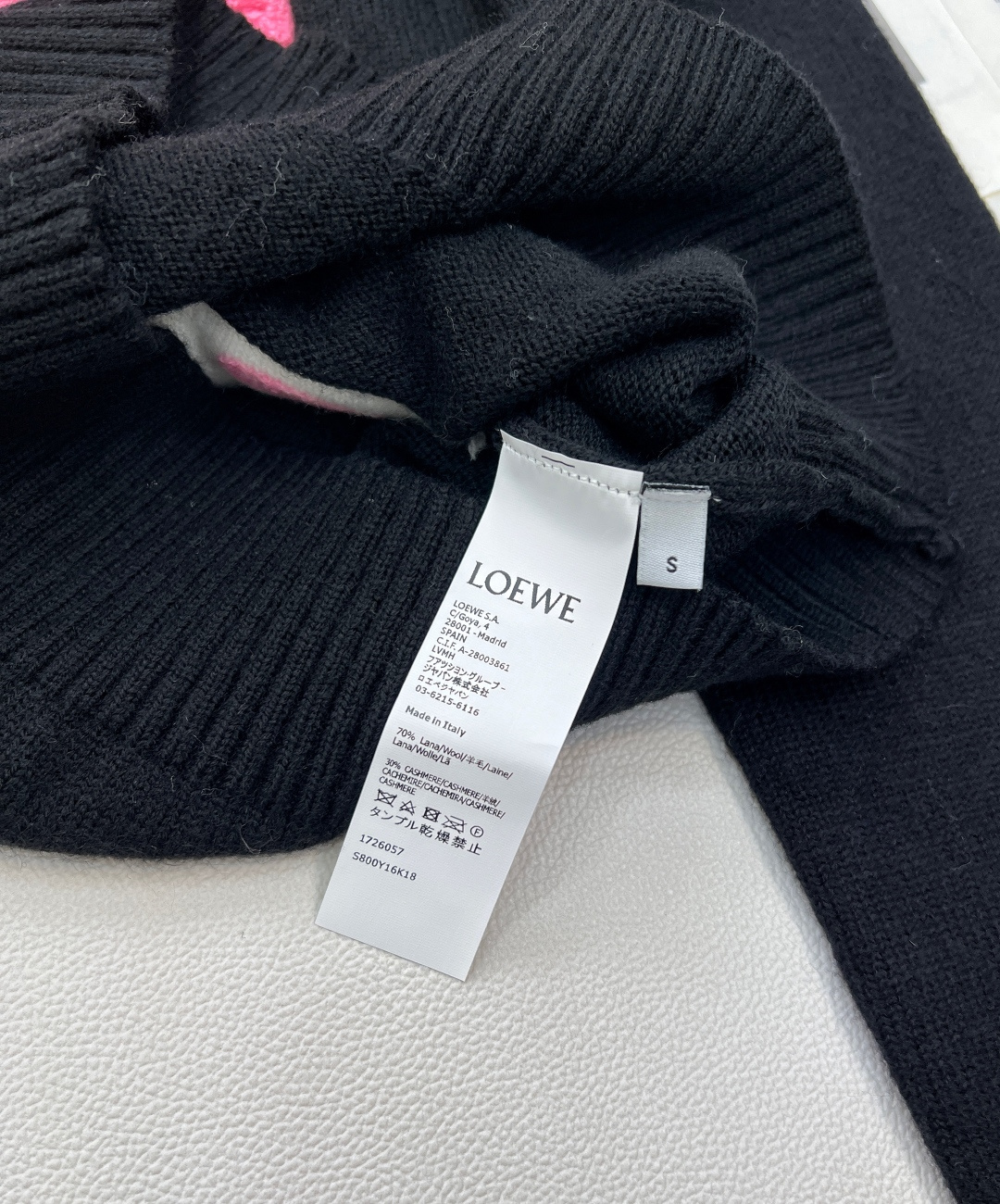 🆕 LOEWE 胸前粉色大logo字母长袖针织衫减龄又时尚🤩高级百搭不挑人，穿出街简直太好看了〰随意又不