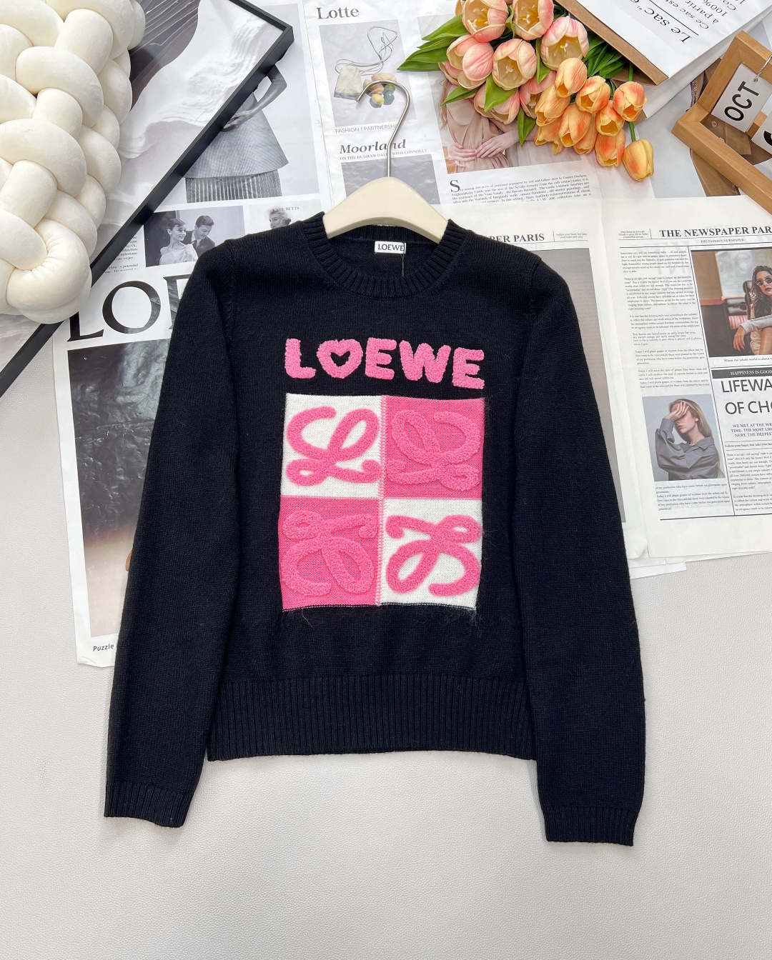 NO:505749,LOEWE Pink logo letters long-sleeved sweater on the chest is age-reducing, fashionable, high-end and versatile, and not picky about people. It looks so good when you go out. It is casual and fashionable. All kinds of body shapes can be easily controlled. Customized fabrics are comfortable to touch and wearable at a high rate. The texture is so good~ Daily commuting outfits are sweet and age-reducing, and the upper body looks slimming!  Complete three standards, two colors, size sml, loewe, alexander wang19860909LOEWE 胸前粉色大logo字母长袖针织衫 减龄又时尚高级百搭不挑人,穿出街简直太好看了 随意又不失时髦度各种体型都可以轻松驾驭,定制面料敲舒服实穿率超高 质感好到爆~ 日常通勤穿搭 甜美减龄 上身显瘦气质！三标齐全,两色出 尺码sml 编,,loewe,alexander wang,Women's clothing