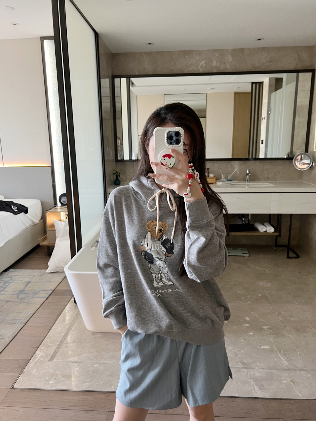 NO:505759,Reference picture of the upper body, this one is more charming than the classic model. Such a cute cartoon bear is more eye-catching, alexander wang19860909上身参考图,相比于经典款 这款更具魅力 如此可爱的卡通小熊 更吸睛,,alexander wang,Women's clothing