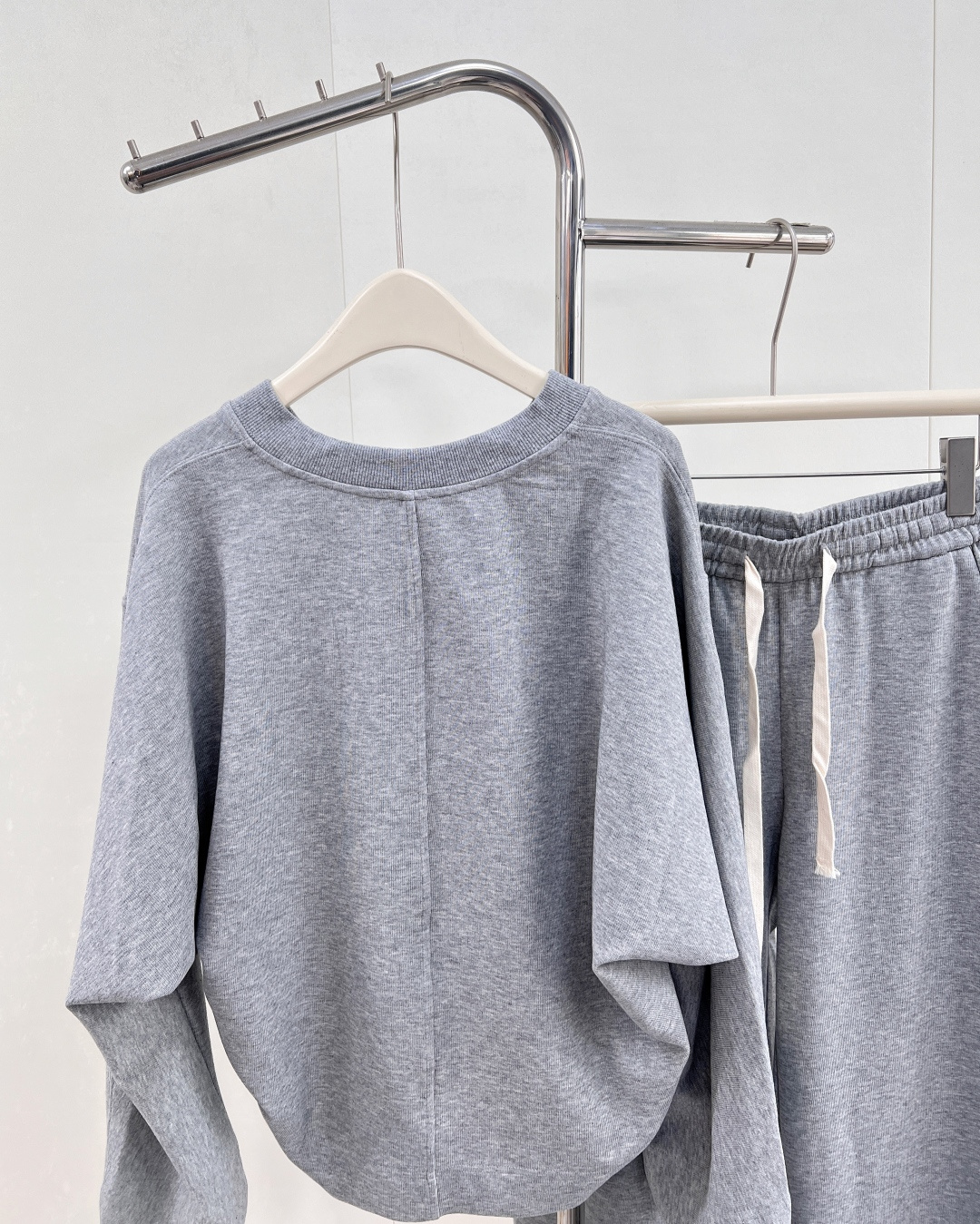 🆕 MO&CO25SS早秋新款套装..🔖🔖上衣➕长裤发售！绝了这套 显气质一百分 日常休闲的同时也不缺失