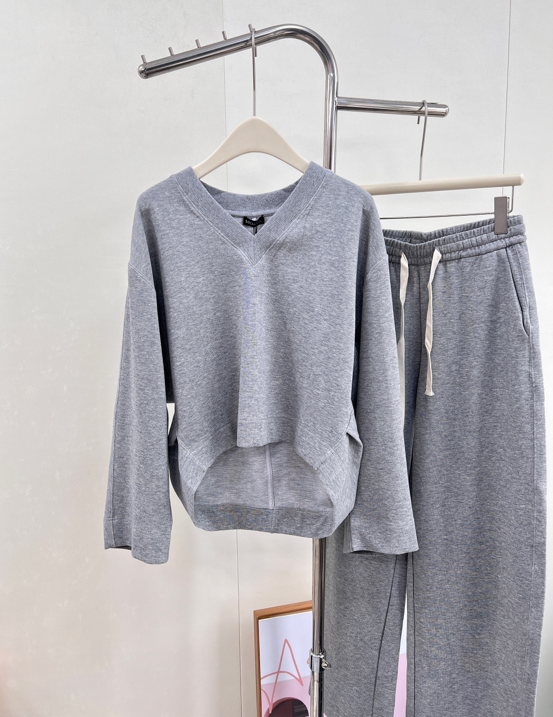 NO:505762,MO&CO25SS early autumn new suit... tops and trousers are on sale!  This is a perfect match and shows a 100% temperament. It is not lacking in fashion while being casual!  The key is that the customized fabric is too high-end and comfortable!  Few people feel this way. You can receive the goods and taste it!  The loose style fits the lazy feeling of winter and is casual and leisurely. This kind of outfit saves a lot of matching troubles, and is relaxed and has a sense of tone!  Maintain the comfort of the upper body, simple and elegant, it looks great when worn. Don’t want to dress too much when going out every day, a simple suit will be OK!  The first large order has been released!  Complete three standards!  Large-scale size sml top code, alexander wang19860909MO&CO25SS早秋新款套装..上衣长裤发售！绝了这套 显气质一百分 日常休闲的同时也不缺失时髦感！关键是定制的面料太高级太舒服了！很少有这种感受的 你们收到货品鉴一下！宽松的版型符合冬日慵懒感 随意悠闲 ,这样一套出门省去不少搭配烦恼,轻松又有腔调感！保持着上身的舒适感 简洁大气,穿起来就很好看 日常出门不想过多装扮,简单的套装就ok了！首单大货已出！三标齐全！大货出 尺码sml 上衣编码,,alexander wang,Women's clothing