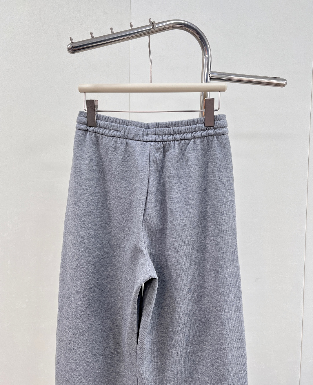 🆕 MO&CO25SS早秋新款套装..🔖🔖上衣➕长裤发售！绝了这套 显气质一百分 日常休闲的同时也不缺失