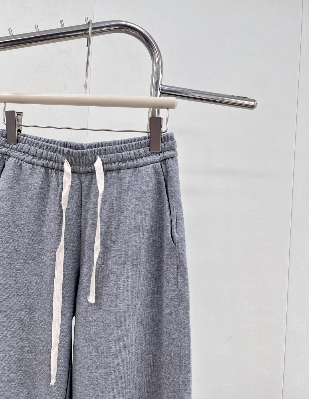 🆕 MO&CO25SS早秋新款套装..🔖🔖上衣➕长裤发售！绝了这套 显气质一百分 日常休闲的同时也不缺失