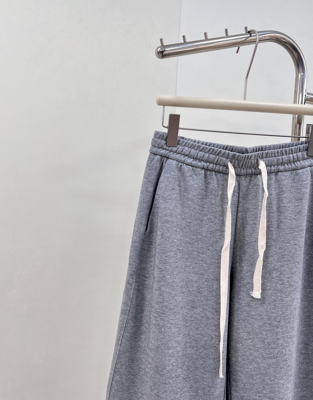 🆕 MO&CO25SS早秋新款套装..🔖🔖上衣➕长裤发售！绝了这套 显气质一百分 日常休闲的同时也不缺失