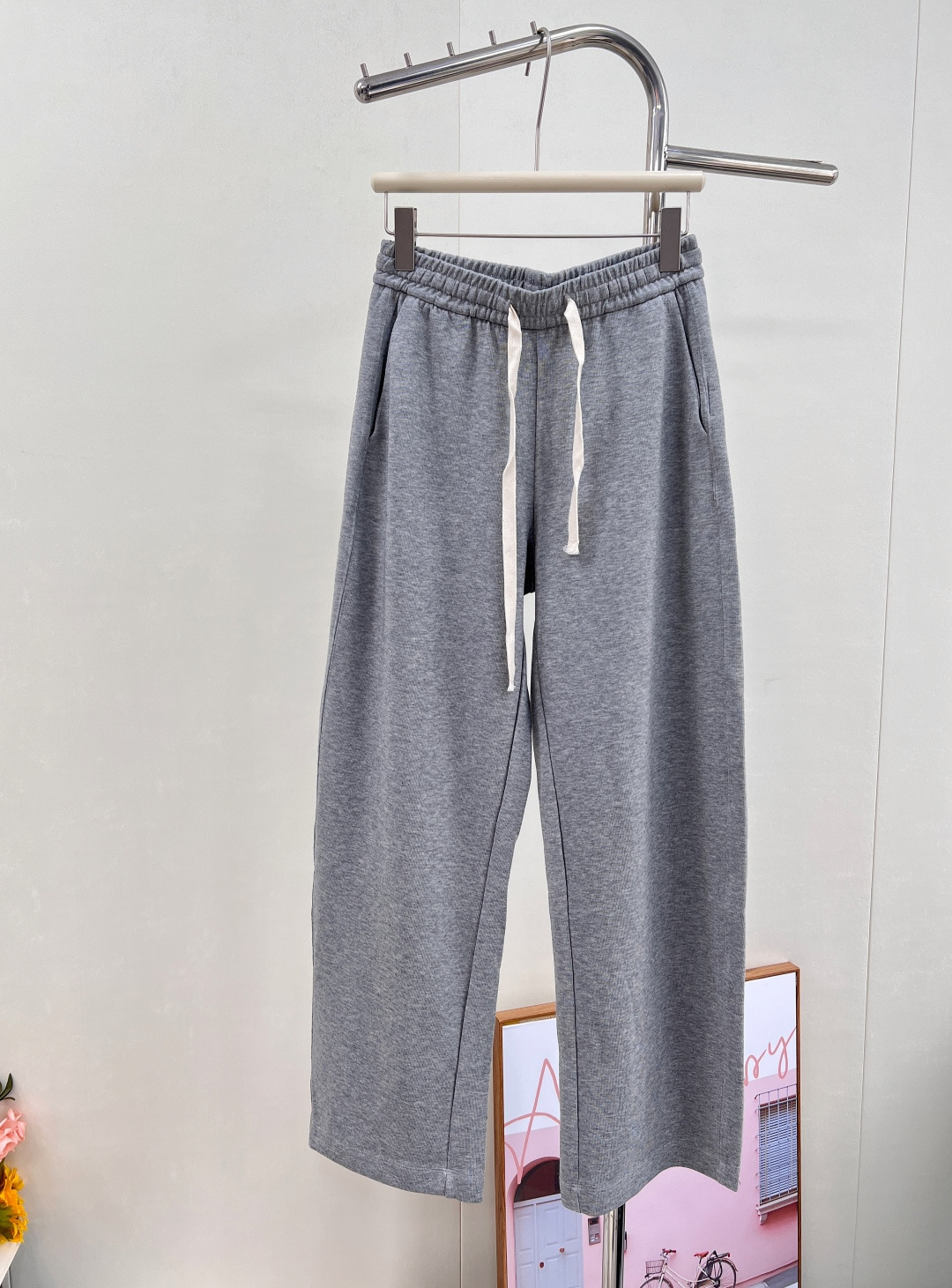 NO:505766,MO&CO25SS early autumn new suit... tops and trousers are on sale!  This is a perfect match and shows a 100% temperament. It is not lacking in fashion while being casual!  The key is that the customized fabric is too high-end and comfortable!  Few people feel this way. You can receive the goods and taste it!  The loose style fits the lazy feeling of winter and is casual and leisurely. This kind of outfit saves a lot of matching troubles, and is relaxed and has a sense of tone!  Maintain the comfort of the upper body, simple and elegant, it looks great when worn. Don’t want to dress too much when going out every day, a simple suit will be OK!  The first large order has been released!  Complete three standards!  Large-scale size sml pants code, alexander wang19860909MO&CO25SS早秋新款套装..上衣长裤发售！绝了这套 显气质一百分 日常休闲的同时也不缺失时髦感！关键是定制的面料太高级太舒服了！很少有这种感受的 你们收到货品鉴一下！宽松的版型符合冬日慵懒感 随意悠闲 ,这样一套出门省去不少搭配烦恼,轻松又有腔调感！保持着上身的舒适感 简洁大气,穿起来就很好看 日常出门不想过多装扮,简单的套装就ok了！首单大货已出！三标齐全！大货出 尺码sml 裤子编码,,alexander wang,Women's clothing