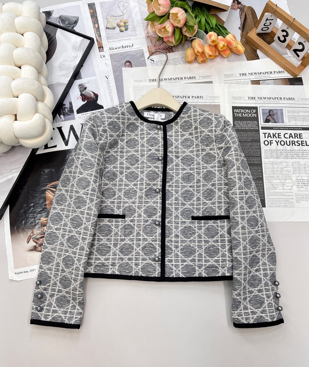 NO:507143,DIOR Classic Virgin Plaid Tweed Jacket, [DIOR Collection | Reshape the Elegant Legend], with legendary virgin Plaid as the order, outlines the eternal outline of French elegance. This gray-black tweed jacket carries Mr. Dior's subverted imagination of 'New Look' and reshapes the power and softness of women with exquisite craftsmanship. Customized with a variety of yarns, presenting the texture of rattan plaid. The gray-black pattern is intertwined, simple and high-end. The deep black-black interprets power and mystery. It can be matched with suit pants to create the aura of the heroine, and also meets the skirt to bloom with flexible power. The elegance of modern women is painted with the logo rattan plaid. The luxury of French is hidden between the warp and weft. The fabric is tight and delicate. The texture is rich and silhouetted. The style is completely made with plaid yb. Time-consuming and material-intensive. The craft details from the inside to the outside are consistent with yb. Heavy industry models  Fashionable atmosphere, showing the classic elements of Dior to the fullest. Walking on the street, the return rate is directly over the charts, the trend is definitely fashionable~ The three standards are complete, and the large-scale products are available SML code, Dior, Dior, Skirts, Jackets & coats, business suit, alexander wang19860909DIOR 经典戴妃藤格纹粗花呢外套,【DIOR典藏之作｜重塑优雅传奇】,以传奇藤格纹为序,勾勒法式优雅的永恒轮廓. 这件灰黑粗花呢外套,承载迪奥先生对“New Look”的颠覆想象,以精湛工艺重塑女性力量与柔美. 定制多种纱线制造,呈现出藤格纹肌理 灰黑图案相间,简约高级 深邃黑灰诠释力量与神秘,既可搭配西装裤塑造大女主气场,亦能邂逅半裙绽放柔韧力量. 以标志藤格纹为笔,绘就现代女性的优雅宣言. 将法式奢华藏于经纬之间. 布面紧致细腻 肌理感丰富有廓形感 版型完全对格yb制作 费时费料 由里到外工艺细节跟yb一致 重工款 时髦氛围感 把Dior的经典元素展现得淋漓尽致,走在街上,回头率直接爆表,妥妥的时尚潮流~三标齐全,大货出 尺码sml 编码,,dior,dior,skirts,jackets & coats,business suit,alexander wang,Women's clothing